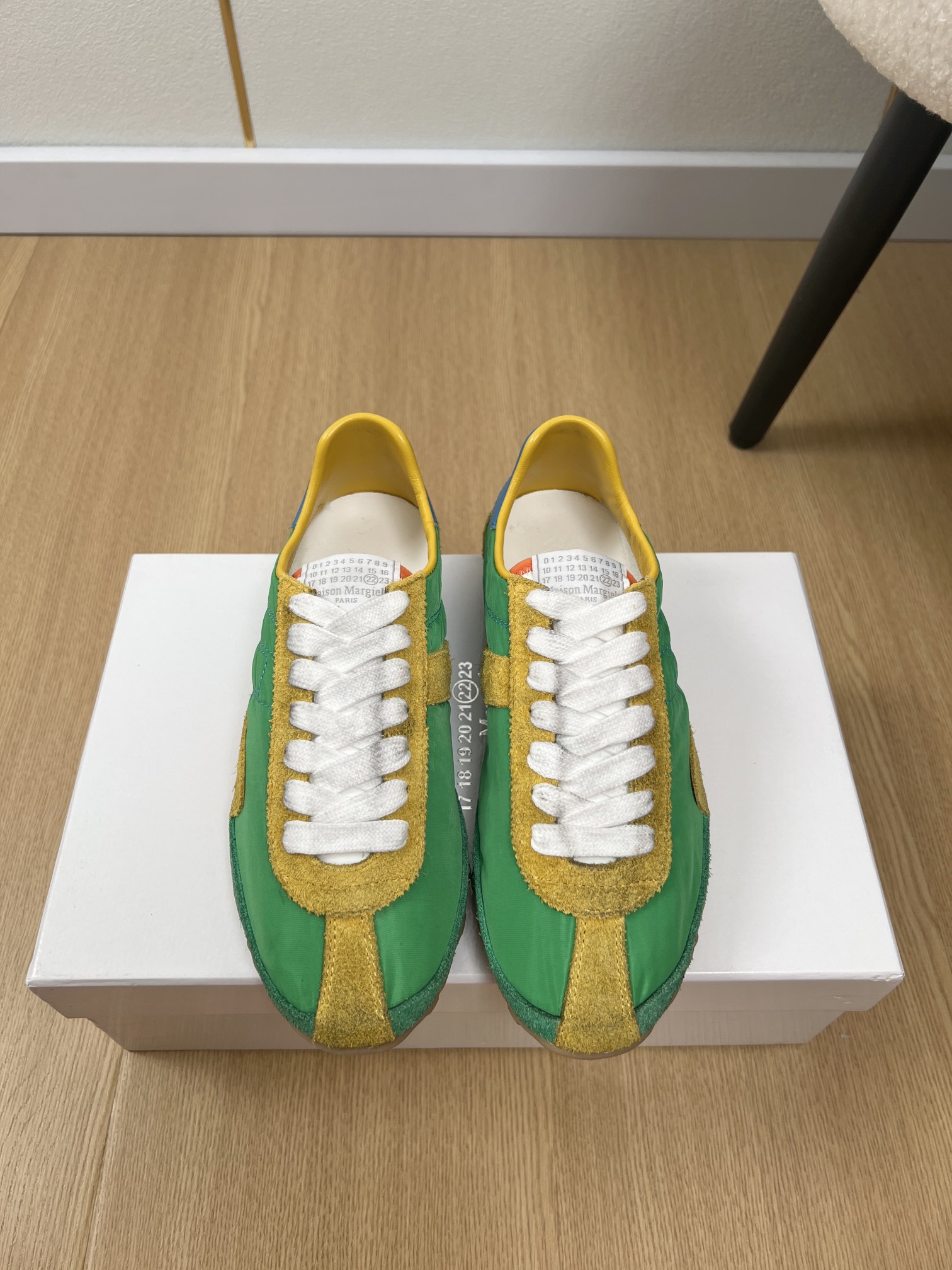 NO:408569,High-version Maison Margiela *Magiela | 2025 Spring and Summer New Products 2025 Counter New Retro Macaron Color Bundle German Sports and Leisure Shoes Series ~ The outline of the new Sprinters sneakers is made of old-fashioned nylon and retro-treated suede, inspired by retro running shoes. Through old-fashioned, stitching, splicing and other craftsmanship, the product is given a new life and beauty. The tongue is decorated with a classic digital logo, paired with an anti-slip nail sole, and the tail is decorated with an iconic white stitching logo, full of craftsmanship. It can be worn in all seasons with classic outdated styles!  Casual and casual, with a variety of materials that are spliced ​​in contrasting colors, and the sense of fashion is doubled. The shoelaces and soles echo each other, making them look good and versatile in daily life!  Just dress up for you very high-end!  It can be easily controlled with all styles!  Upper Original custom cowhide + cow back velvet + custom fabric inner lining Original silk sheepskin footbed Original silk sheepskin Outsole Original open mold rubber outsole Size 35-40 (for women 40 customized), casual shoes/sports shoes, masion margiela, sneakers, cowhide, sheepskin, chamois leather19860909高版本Maison Margiela *马吉拉 | 2025 2025春夏新品 专柜新款复古马卡龙拼色德训运动休闲鞋系列～ 新款Sprinters运动鞋轮廓采用做旧感尼龙与复古处理麂皮制成,灵感来源于复古跑鞋. 通过做旧、缝线、拼接等工艺,赋予单品新的生命和美感.舌头饰有经典的数字标志,搭配有防滑的钉状鞋底,鞋尾饰有标志性的白色缝线logo,充满工艺感.四季可穿搭经典不过时的款！休闲又随意,多种材质撞色的拼接,时髦感倍增,鞋带鞋底互相呼应,日常好看又百搭！随便穿搭就可以很高级！搭配各种风格都可轻松驾驭！ 鞋面 原版定制牛皮+牛反绒+定制布面 内里 原版丝绸羊皮 垫脚 原版丝绸羊皮 大底 原版开模橡胶大底 码数 女款35-40（女40定制）,休闲鞋/运动鞋,masion margiela,sneakers,cowhide,sheepskin,chamois leather,Women's Shoes