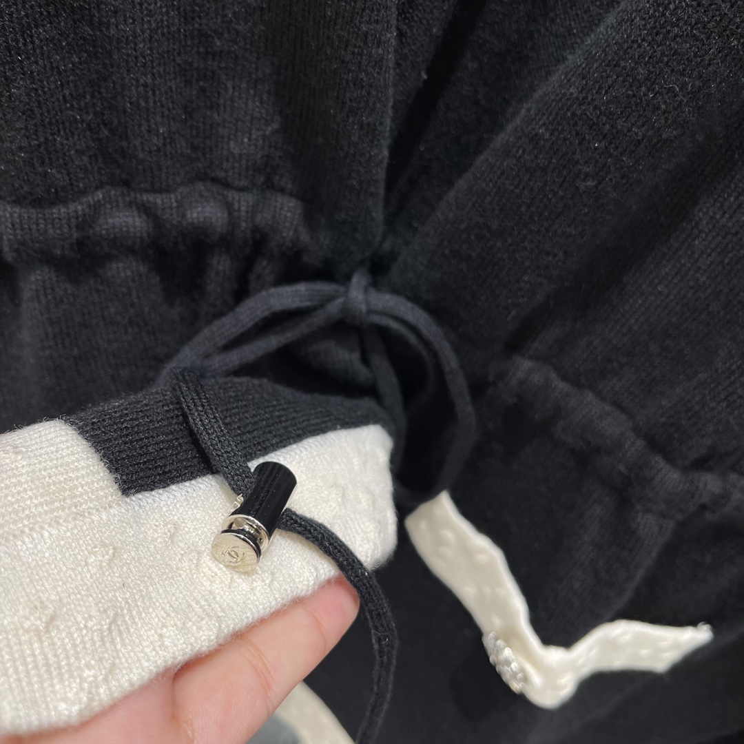 
小香 25早秋新款 撞色V领针织开衫 大身纯黑配合白色螺纹包边耐看百搭 白色颗粒状装点轻松突出满分细节