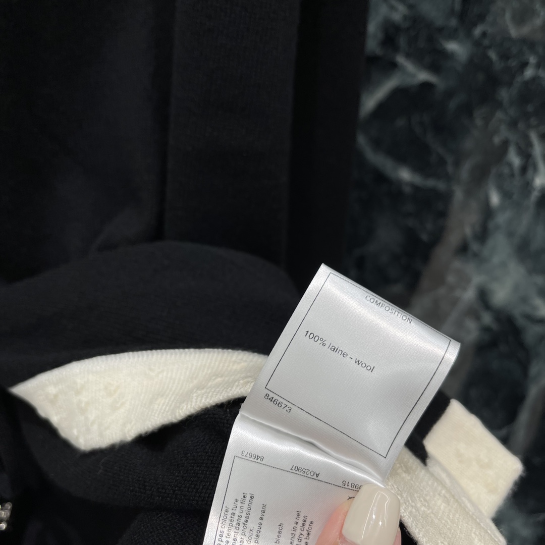 
小香 25早秋新款 撞色V领针织开衫 大身纯黑配合白色螺纹包边耐看百搭 白色颗粒状装点轻松突出满分细节