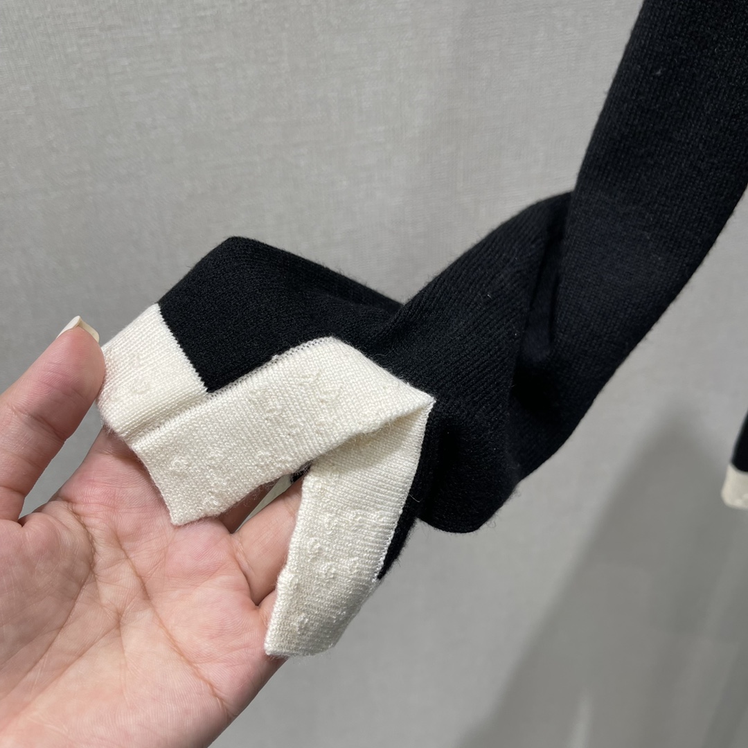 
小香 25早秋新款 撞色针织长袖 通体细密钩针肌理纹 大身纯黑配合白色螺纹包边耐看百搭颗粒状装点 轻松