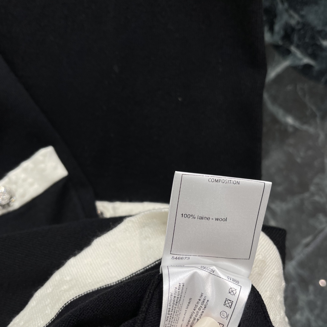 
小香 25早秋新款 撞色针织短袖裙  通体细腻针织纹理撞色点缀于袖口领口下摆和开襟条纹包边丰富细节层次