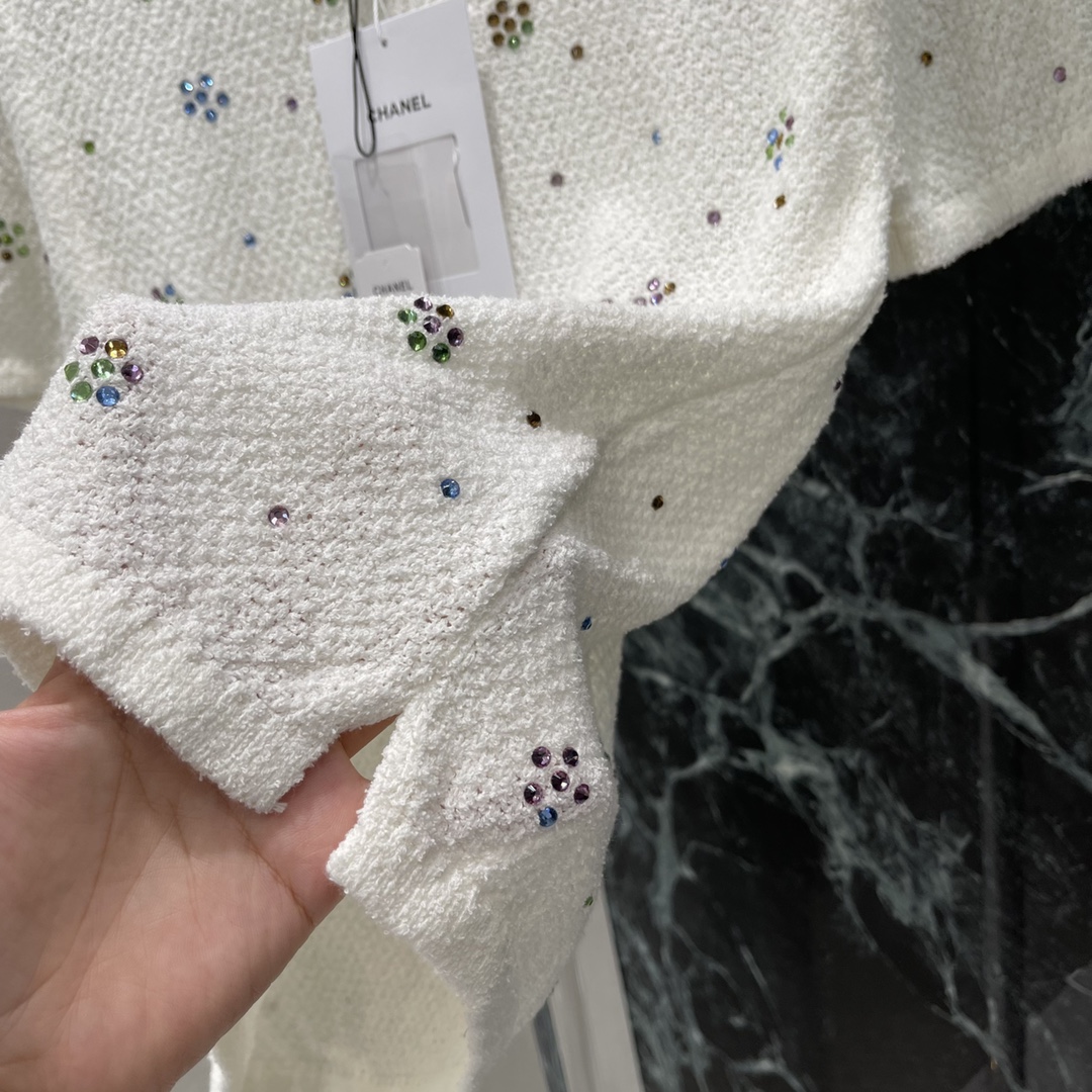 
小香 25早秋新款 钉珠圆领针织短袖 通体水晶彩钻花朵logo 下摆小开叉设计 精致又大气 上身很温柔