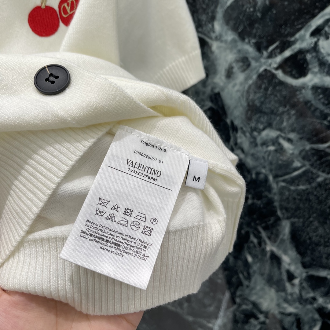 
Val华伦 25早秋新款 短款针织开衫 胸前添加了刺绣樱桃点缀 显得整件衣服高级感十足  造型减龄俏皮