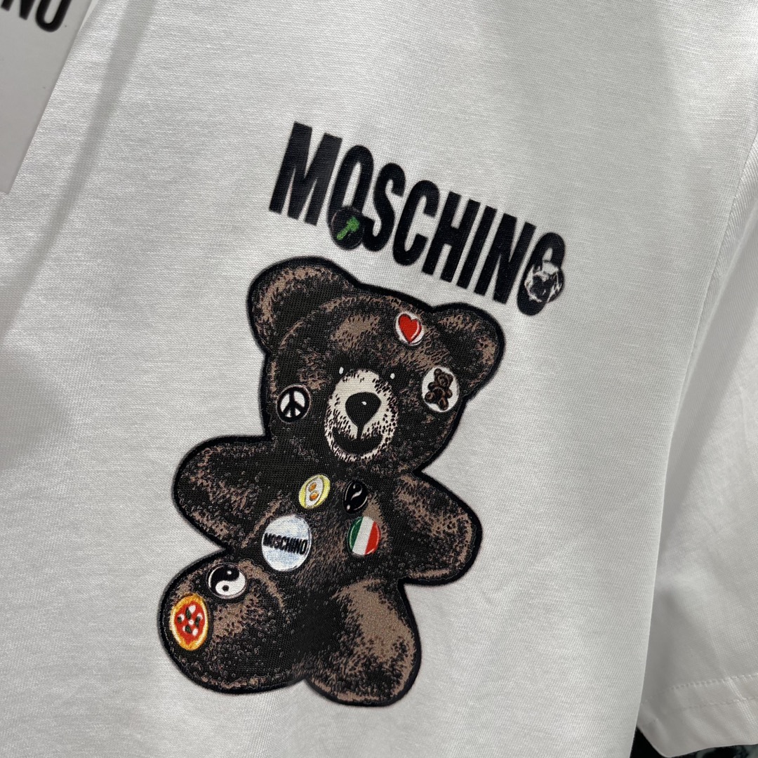 
Moschin*  25早秋新款 圆领印花短袖T恤 胸前印花清晰还原小熊造型搭配字母元素 松弛时髦打造