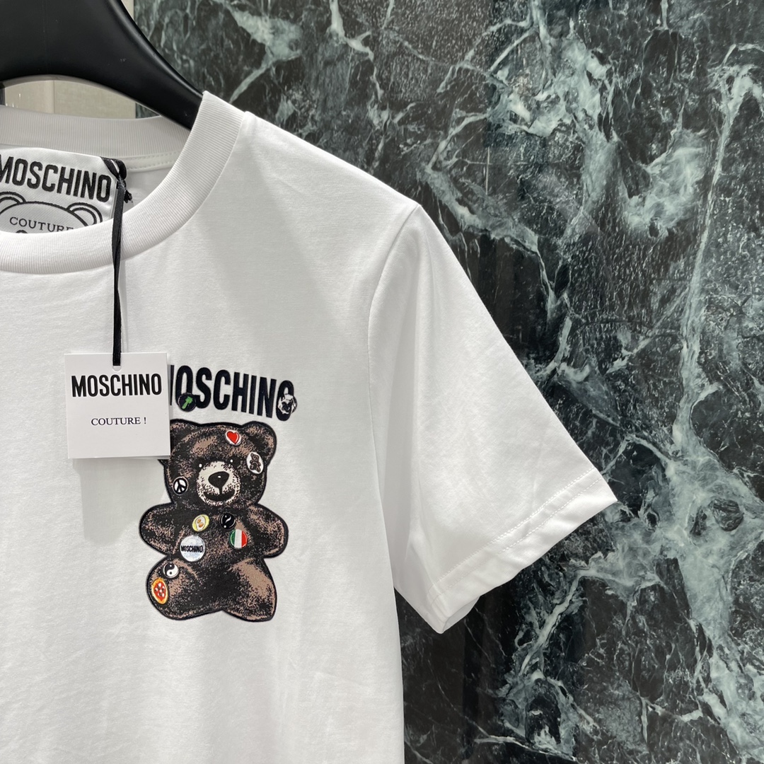 
Moschin*  25早秋新款 圆领印花短袖T恤 胸前印花清晰还原小熊造型搭配字母元素 松弛时髦打造