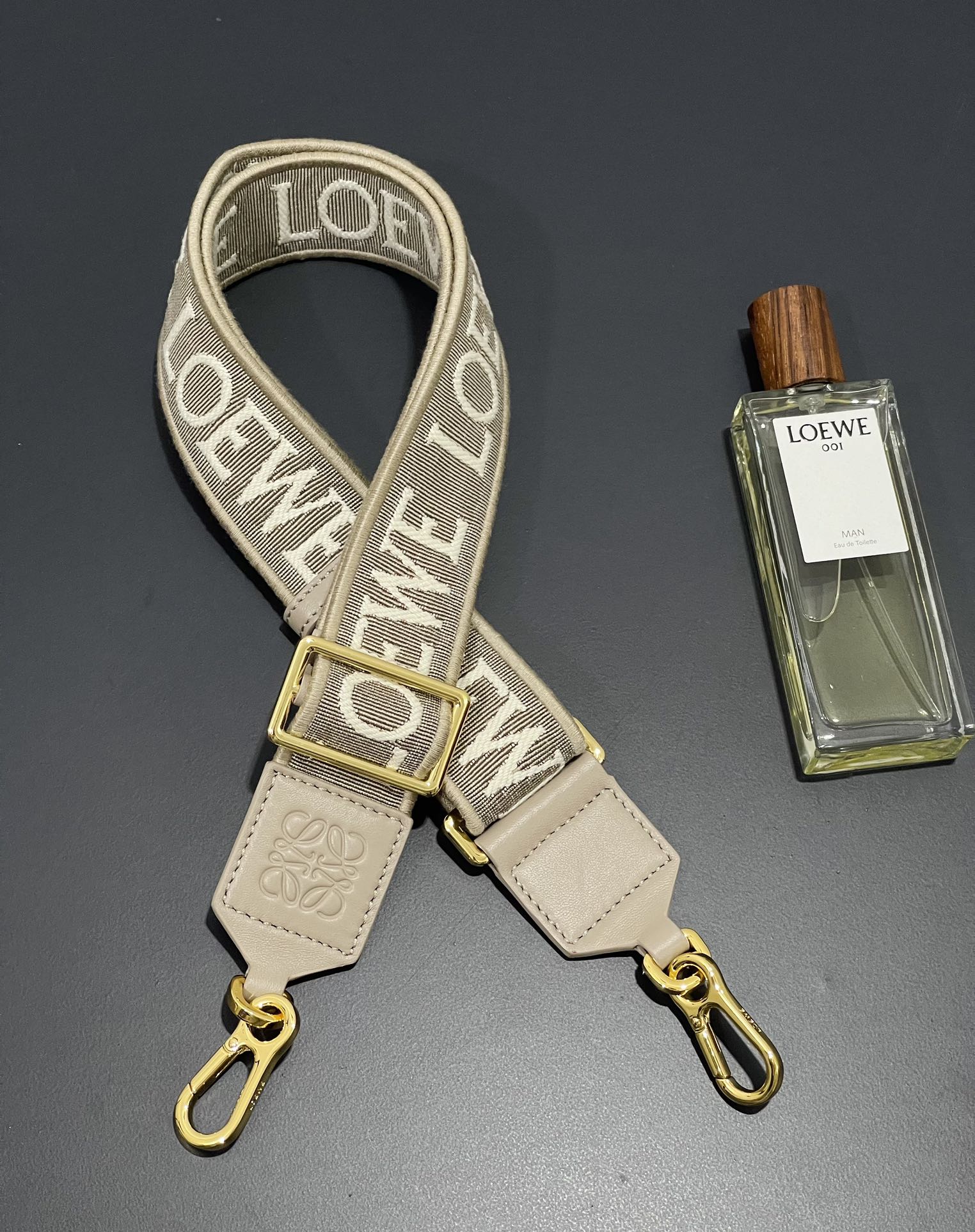 NO:672427,New color upgraded version. Letter wide shoulder strap made of calfskin and jacquard canvas. The shoulder strap can be adjusted in length. Matching the bag puzzle makes it more unique. Versatile, style number 333, size including the shortest button 65, extended length 106, width 4, Loewe wallet, loewe, wallets, cowhide19860909新色升级版本 字母宽肩带 采用小牛皮拼提花帆布制成, 肩带调节长短 搭配包包 puzzle 更加独特 百搭,款号333, 尺寸 包括扣子最短65、放长106, 宽4,罗意威钱包,loewe,wallets,cowhide,欧美剧