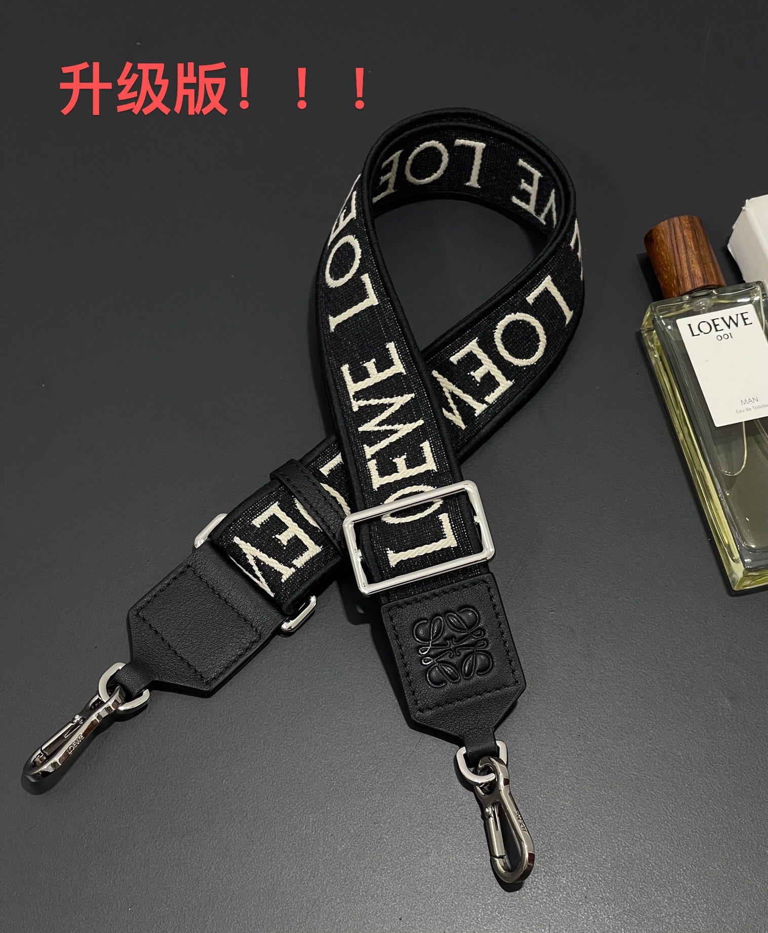 NO:672426,Upgraded version letter wide shoulder strap made of calfskin and jacquard canvas, the length of the shoulder strap can be adjusted to match the bag puzzle, more unique, versatile, style number 333, size including the shortest button 65, extended length 106, width 4, Loewe wallet, loewe, wallets, cowhide19860909升级版本 字母宽肩带 采用小牛皮拼提花帆布制成, 肩带调节长短 搭配包包 puzzle 更加独特 百搭,款号333, 尺寸 包括扣子最短65、放长106, 宽4,罗意威钱包,loewe,wallets,cowhide,欧美剧