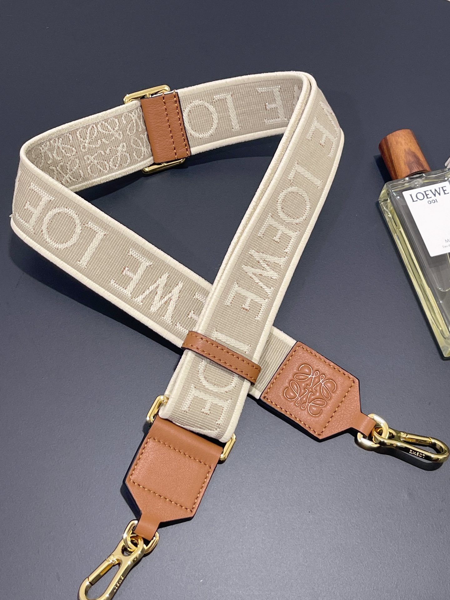 NO:672423,#Letter wide shoulder strap Made of calfskin and jacquard canvas, the length of the shoulder strap can be adjusted to match the bag puzzle to make it more unique. Versatile, style number 333, size including the shortest button 65, the length 106, width 4, Loewe wallet, loewe, wallets, cowhide19860909#字母宽肩带 采用小牛皮拼提花帆布制成, 肩带调节长短 搭配包包 puzzle 更加独特 百搭,款号333, 尺寸 包括扣子最短65、放长106, 宽4,罗意威钱包,loewe,wallets,cowhide,欧美剧