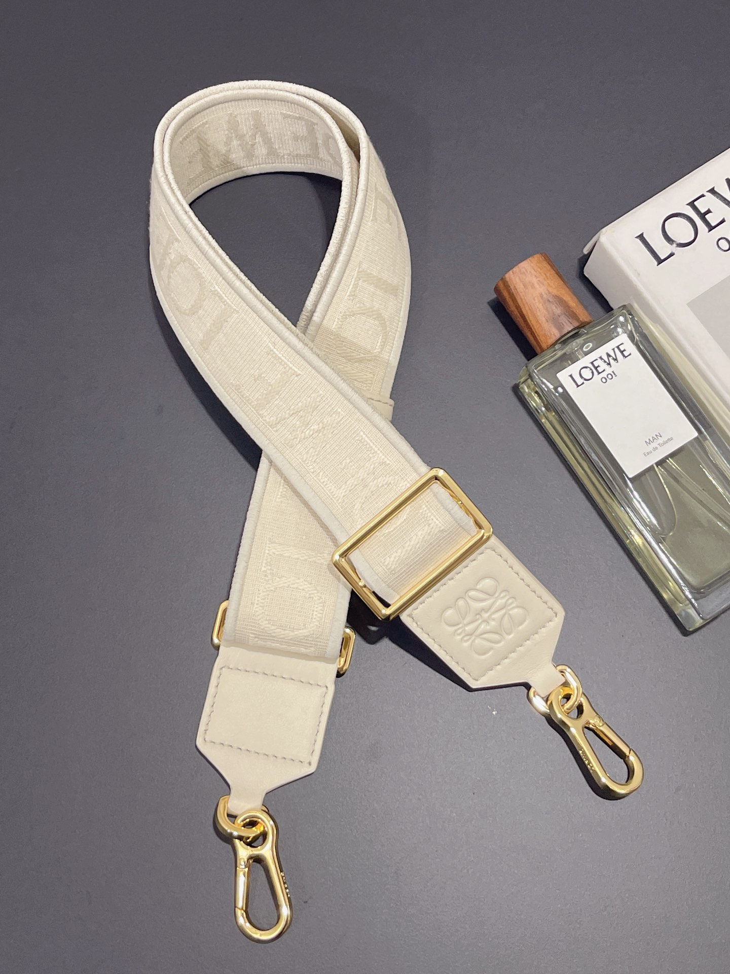 NO:672421,#Letter wide shoulder strap Made of calfskin and jacquard canvas, the length of the shoulder strap can be adjusted to match the bag puzzle to make it more unique. Versatile, style number 333, size including the shortest button 65, the length 106, width 4, Loewe wallet, loewe, wallets, cowhide19860909#字母宽肩带 采用小牛皮拼提花帆布制成, 肩带调节长短 搭配包包 puzzle 更加独特 百搭,款号333, 尺寸 包括扣子最短65、放长106, 宽4,罗意威钱包,loewe,wallets,cowhide,欧美剧
