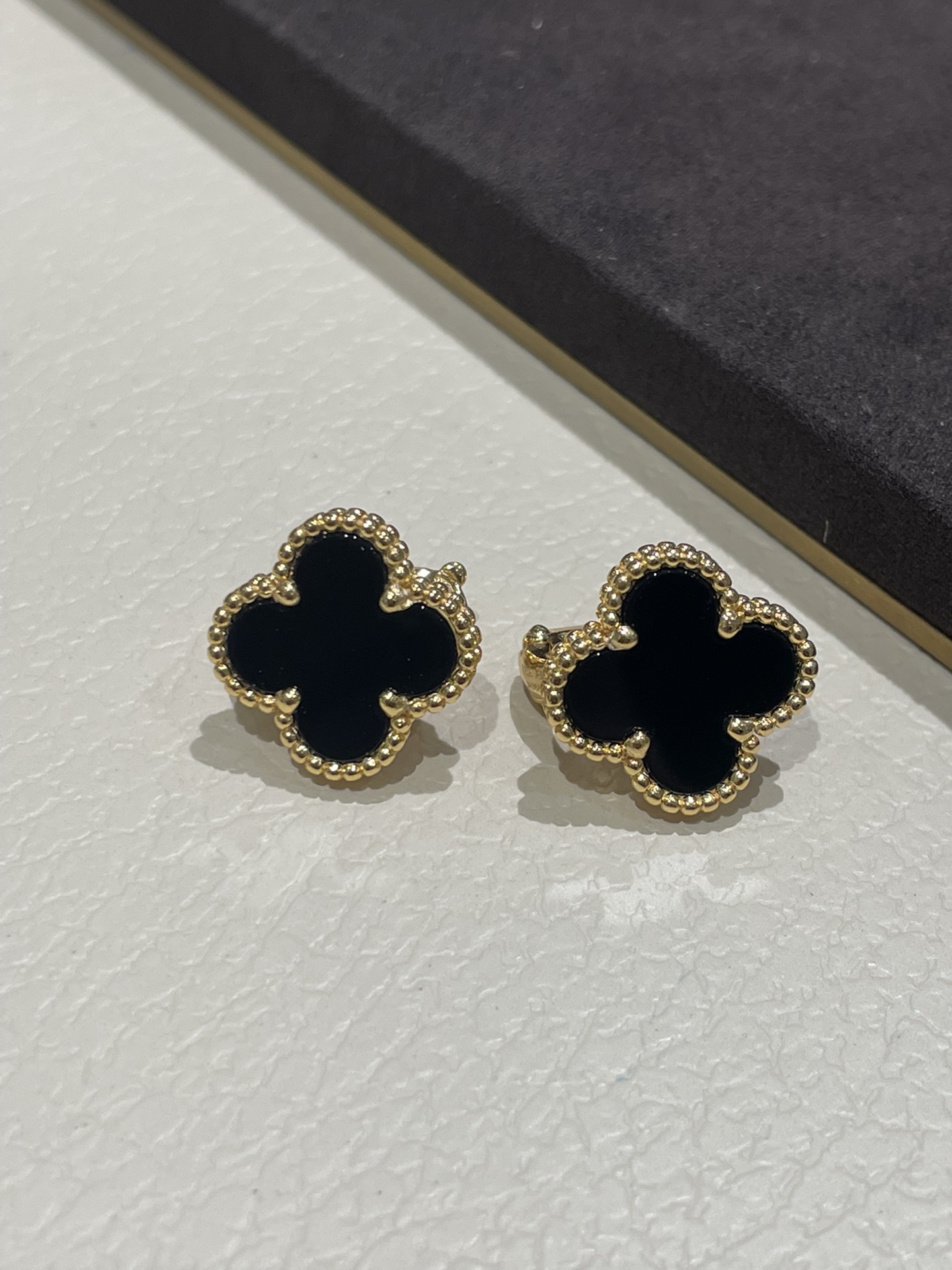 NO:669564,New in stock, gold and black, real shot, VCA four-leaf clover earrings, developed according to zp°, polished without dead ends, super super reproduction, in stock, earrings, Cardia high-end jewelry19860909新款现货 金黑 实物拍摄 VCA四叶草耳环 按zp开发°无死角抛光 超级超级重现货 现货,,earrings,卡迪亚高端饰品,Jewelry