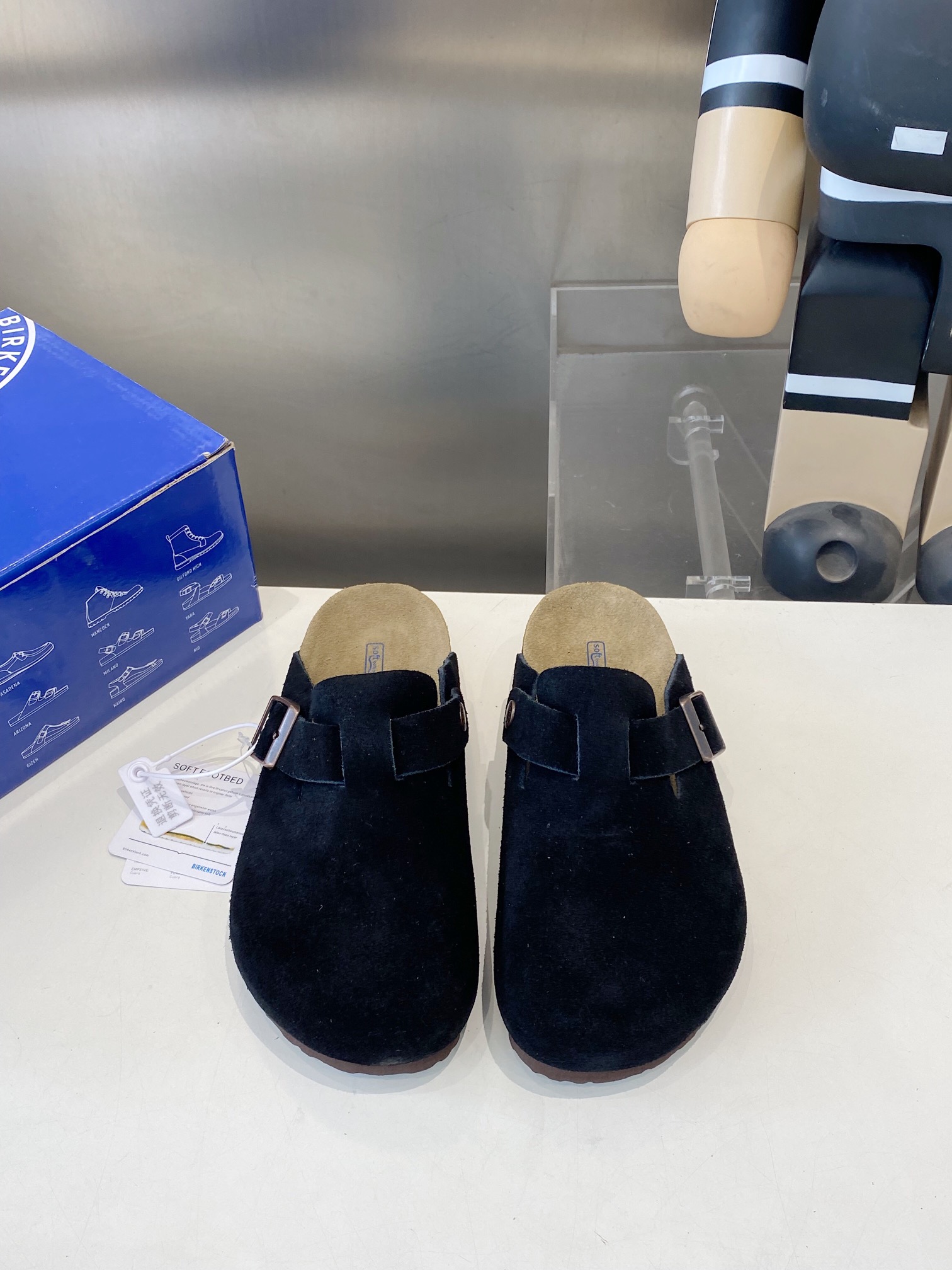 NO:447330,Men's size Birkenstock shoes, bag-toe semi-mopping, flip-flop sandals. It's very simple without too much decoration, but it has a bit retro flavor, cute and cute, and it looks good when you match it casually!  Consistently minimalist style, without any logo embellishment, easy to hold, loose feel, semi-outsourcing, protecting toes. Ergonomic design, scattering foot pressure, comfortable and full of comfort, and no pressure on the whole day!  The whole pair of shoes seems simple, but the craftsmanship is difficult... The casual and lazy design style can be easily controlled whether it is early to commute or to travel at sunrise. Fashion and comfort coexist. It is the essential item in summer and spring. Women's size 35-40 Men's size 40-45, slippers, sandals, slippers19860909男码·勃肯鞋,包头半拖、二字拖凉鞋 没有过多的装饰很简单,但带有点复古味杲萌可爱随意搭配都好看！一贯极简风格 没有任何 logo点缀 轻拿松捏松弛的感秘籍半外包观保护脚趾. 人体工学设分计散脚步压力 舒度适拉满 暴走整一天毫无压力！ 整双鞋子看似简单其实工艺很难…… 随性慵懒的计设风格 无论早是八通勤还是日出常行都能轻松驾驭～时尚与适舒并存～夏春必备单品是就它了 女码35--40 男码40--45,拖鞋,sandals,slippers,Women's Shoes