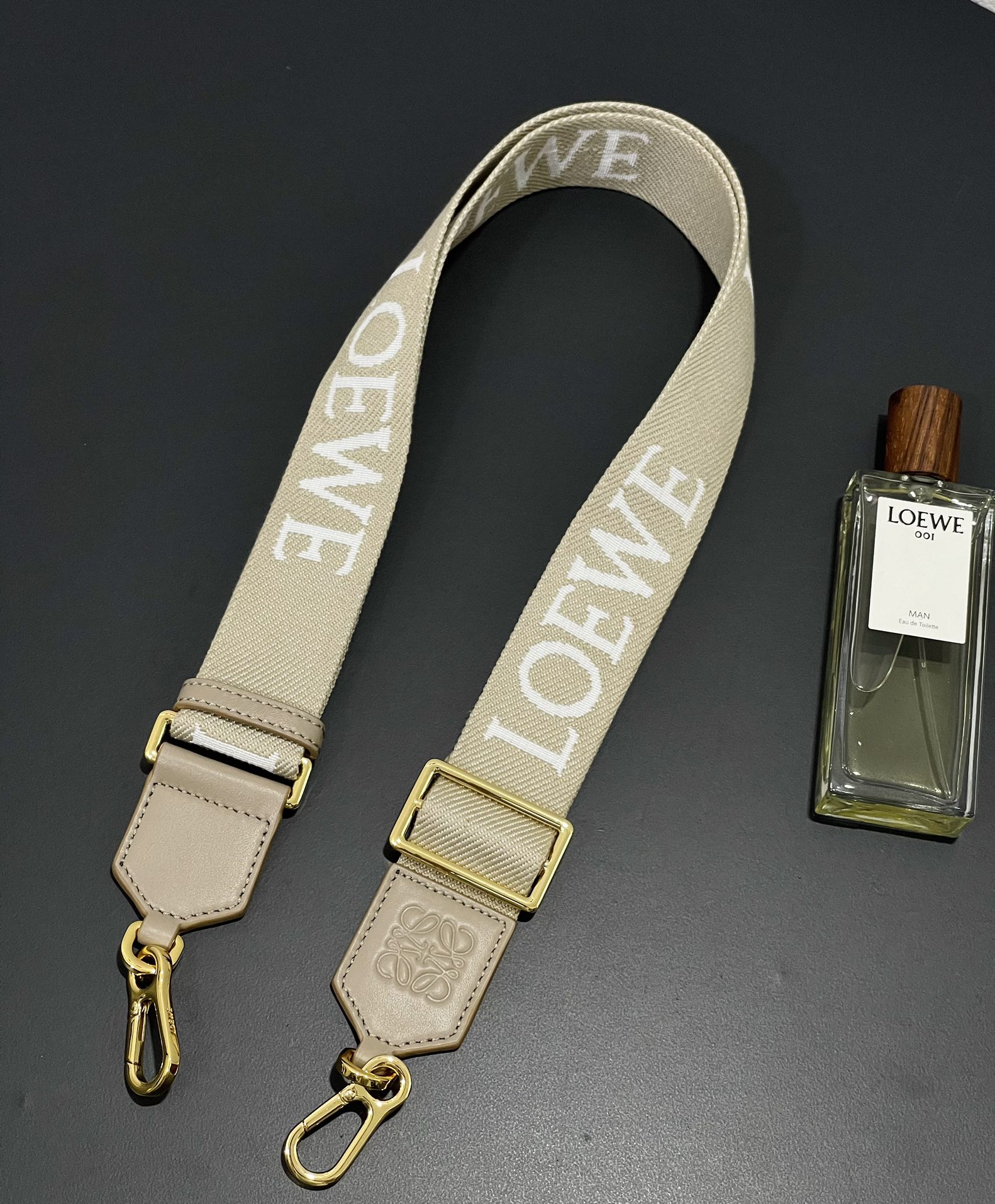 NO:672420,#New Letter Wide Shoulder Strap Made of calfskin and jacquard canvas, the shoulder strap can be adjusted in length and matched with bags. Versatile, style number 353. Size including the shortest button 77, extended length 128, width 4, Loewe wallet, loewe, wallets, cowhide19860909#新款字母宽肩带 采用小牛皮拼提花帆布制成, 肩带调节长短 搭配包包 百搭,款号353 尺寸 包括扣子最短77、放长128, 宽4,罗意威钱包,loewe,wallets,cowhide,欧美剧