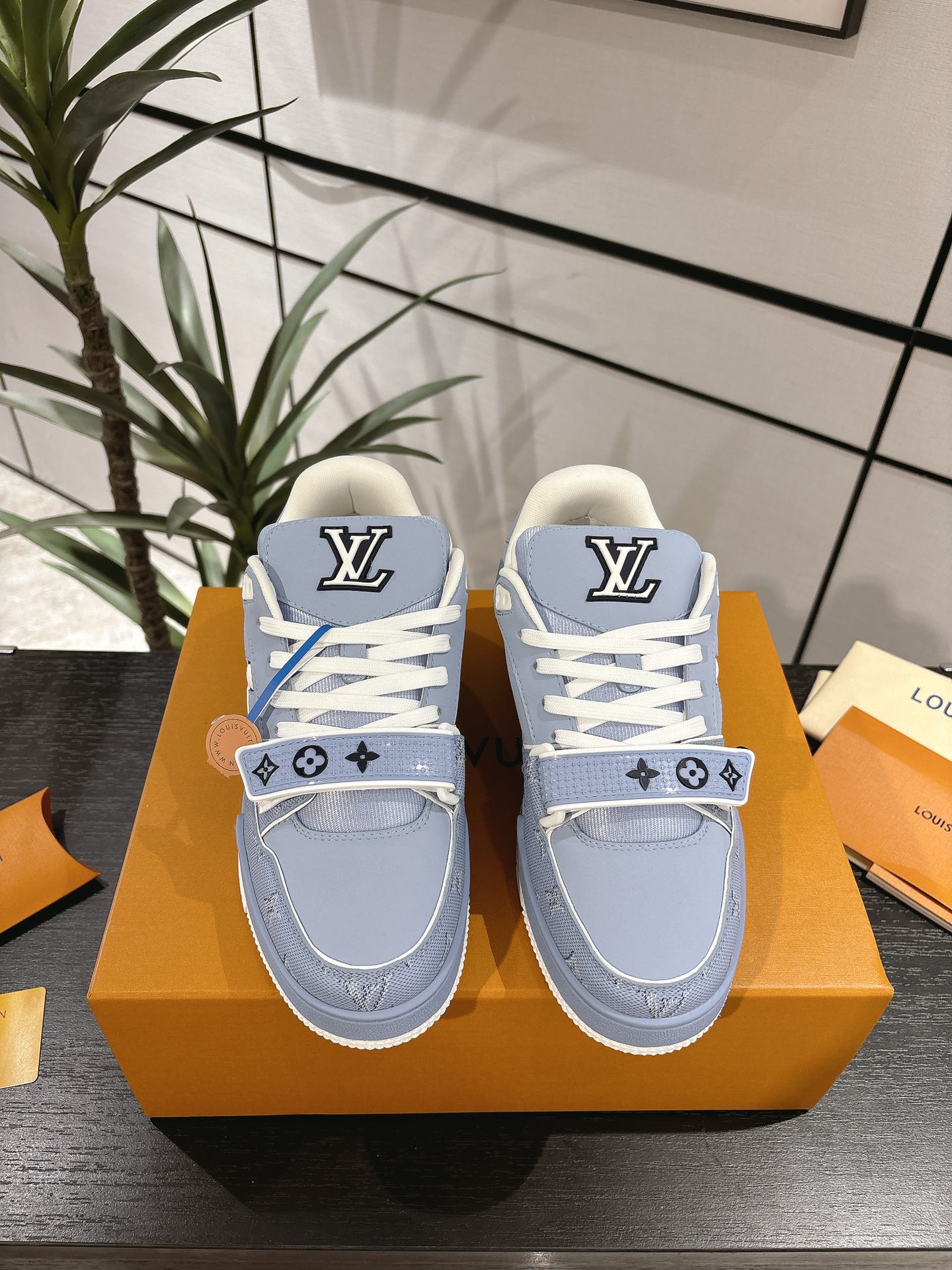 NO:408060,Top version of couples LV Louis Vuitton L Home Donkey Trainer Series Couple models Casual Sports Shoes Skateboard Shoes Original Purchase and Development Made Production This LV Trainer sneakers are designed by Denning cloth men's art director Pharrell Williams. The rubber Vuitton logo and LV letters are incorporated into the craftsmanship upper, and then the delicate outsole is lit with Monogram flowers. The original configuration is inspired by Virgil Abloh, showing the inspiration of retro basketball shoes. The delivery counter is exquisitely packaged Fabric: Original custom imported tannin denim Inner: Original custom breathable net Outsole: Original open mold-proof TPU combination sole Thickness: 3CM Size:  Women's 35-41 / Men's 38-46, casual shoes/sports shoes, louis vuitton, louis vuitton, louis vuitton, versace, louis vuitton, sneakers19860909顶级版本情侣款 LV 路易威登L家 驴牌 Trainer系列 情侣款 休闲 运动鞋 滑板鞋 原版购入开发 做货 本款 LV Trainer 运动鞋为丹宁布铺陈男装艺术总监 Pharrell Williams 设计的 LVers Damier 图案,于工致鞋面融入橡胶 Vuitton 标识和 LV 字母,再以 Monogram 花卉点亮细腻外底.原版构型出自 Virgil Abloh 之手,展现复古篮球鞋的灵感启发 配送专柜精美包装 面料: 原版定制进口单宁牛仔 内里: 原版定制透气网里 大底: 原版开模防滑TPU组合大底 底厚: 3CM Size: 女款35-41 / 男款38-46,休闲鞋/运动鞋,louis vuitton,louis vuitton,louis vuitton,versace,louis vuitton,sneakers,Women's Shoes