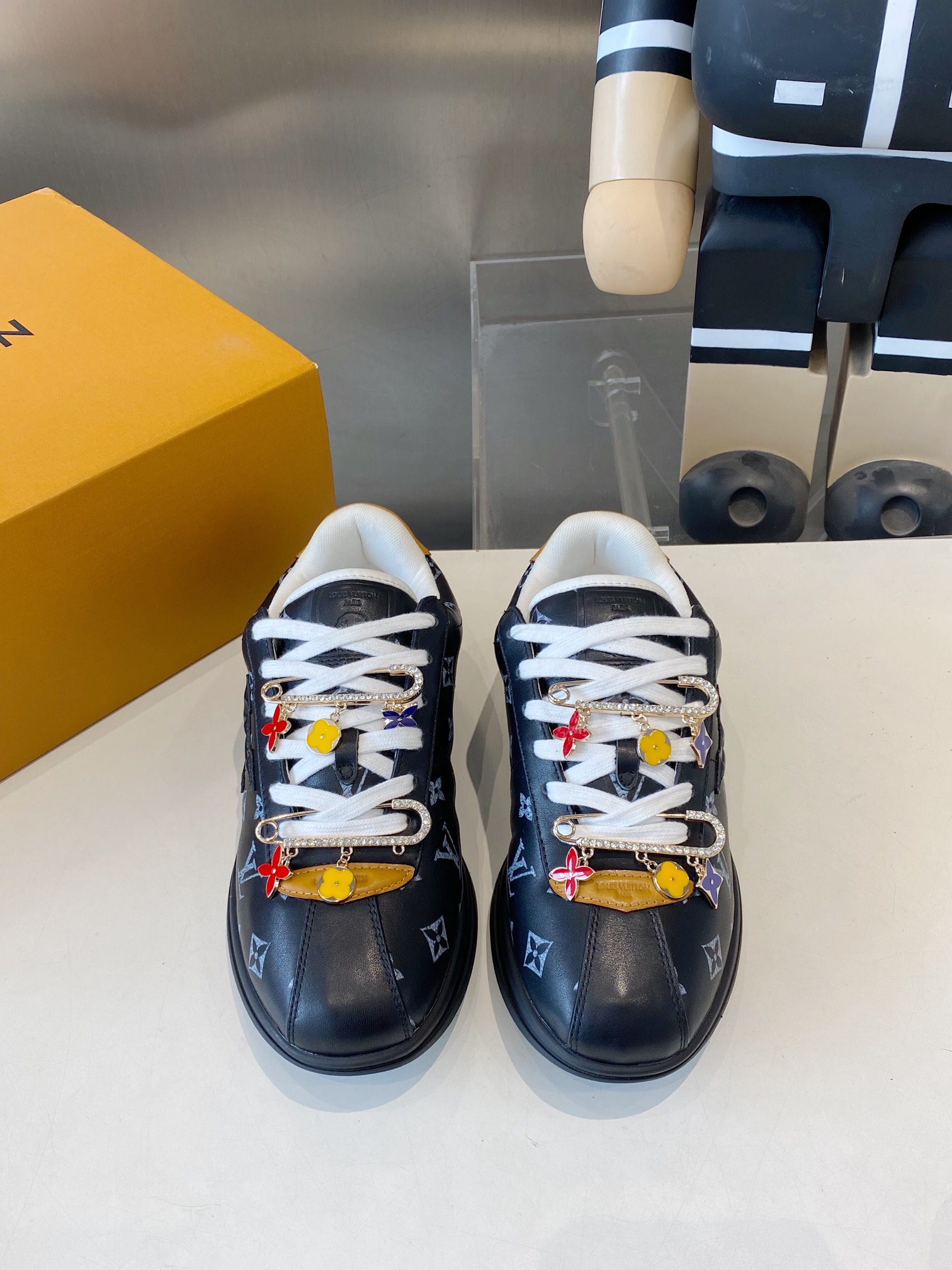 NO:439723,Men's size (accessories) Louis Vuitton 25ss new products, cute sneakers, 'Buttersoft sneakers' jointly launched by Pharrell Williams and Louis Vuitton made its debut at the Paris Fashion Week in Autumn and Winter, blending creativity and craftsmanship. The shoe draws inspiration from Williams' past designs such as the Ice Cream Boardflip series and Nike Cortez, highlighting the LV logo. Sports shoes use fashionable outlines and high-quality materials. Combining nostalgia and innovation to attract bold fashion enthusiasts. It embodies Williams' design philosophy that combines tradition and modernity. It is very comfortable to wear. It should be the most comfortable among the current men's models. Suitable for daily commuting. Very versatile fabrics are made of the same material. The original is compared with each detail one by one. Various leather surfaces. Super complex splicing.  TPU original outsole size 35-45, casual shoes/sports shoes, louis vuitton, louis vuitton, sneakers19860909男码（配饰）Louis Vuitton 25ss新品 萌嘟嘟的运动鞋  Pharrell Williams与Louis Vuitton合作推出的“Buttersoft运动鞋”在秋冬巴黎时装周上首次亮相 融合了创意与工艺 该鞋款从Williams的过往设计如Ice Cream Boardflip系列和Nike Cortez中汲取灵感 突出LV标志 运动鞋采用时尚轮廓和优质材料 结合怀旧与创新 吸引大胆时尚爱好者 体现了Williams将传统与现代结合的设计理念 上脚非常舒服 应该是目前男款能接受度里的最舒适的 适合日常通勤 非常百搭面料选用原版完全一样材质做工细节 原版一比一对比每个细节 各种皮面 超复杂拼接 TPU原版大底 码数35-45,休闲鞋/运动鞋,louis vuitton,louis vuitton,sneakers,Women's Shoes