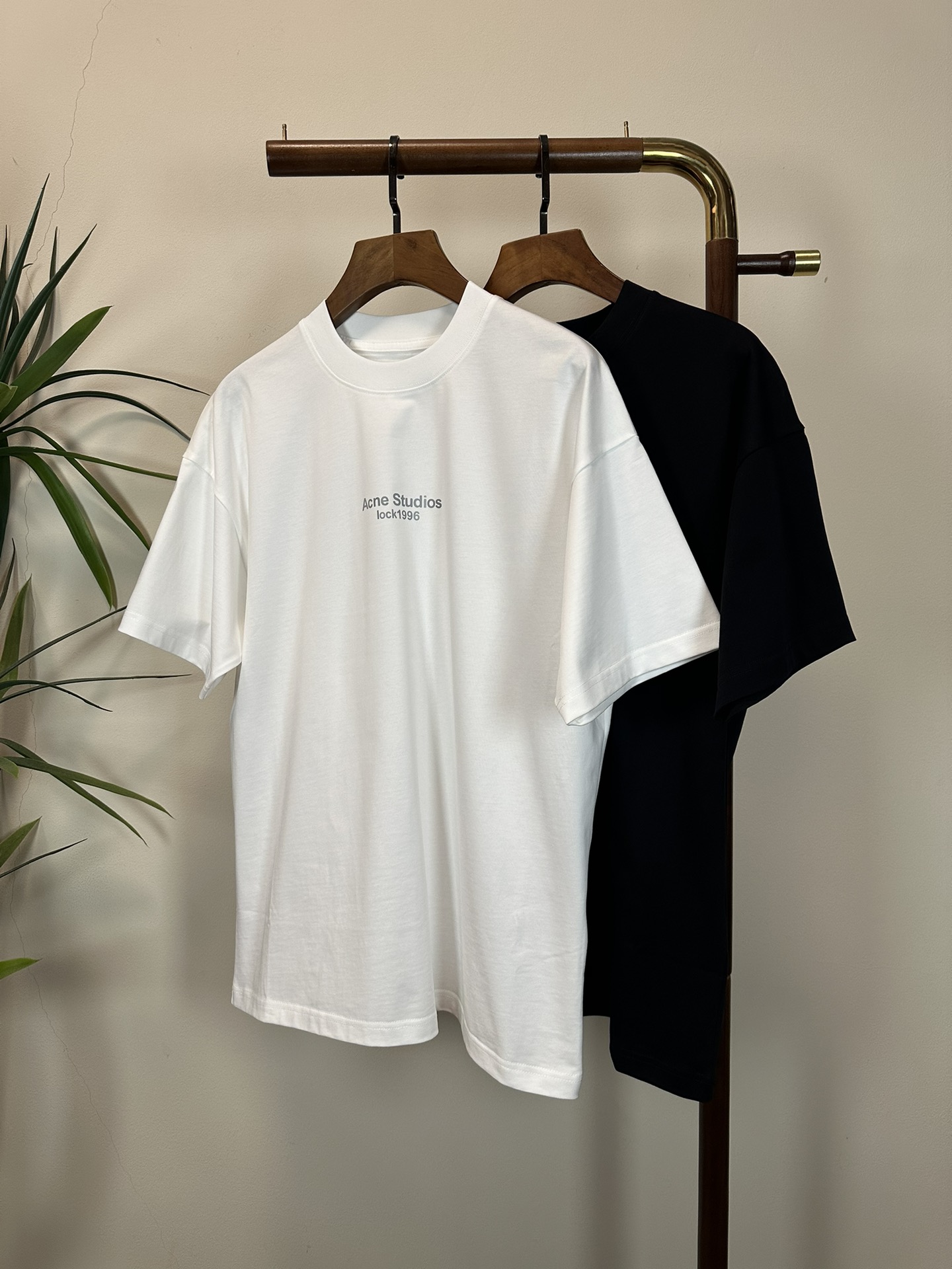 NO:429045,ACNE new round neck short-sleeved T-shirt high-end version!  Customized fabrics for counters are breathable and comfortable, with impeccable details, and the brand element design concept reflects high quality. The feel is delicate and soft!  It is casually cut, with a great upper body style!  Code number M-3XL, acne studios, T-shirt,tees, t-shirt,alexander wang19860909ACNE 新款 圆领 短袖 T恤 高端版本！专柜定制面料 透气舒适度高,细节无可挑剔,品牌元素设计理念,体现高品质.手感细腻柔软！呈现休闲裁剪,上身版型超赞！ 码数M-3XL,,acne studios,T-shirt,tees，t-shirt,alexander wang,Men's clothing