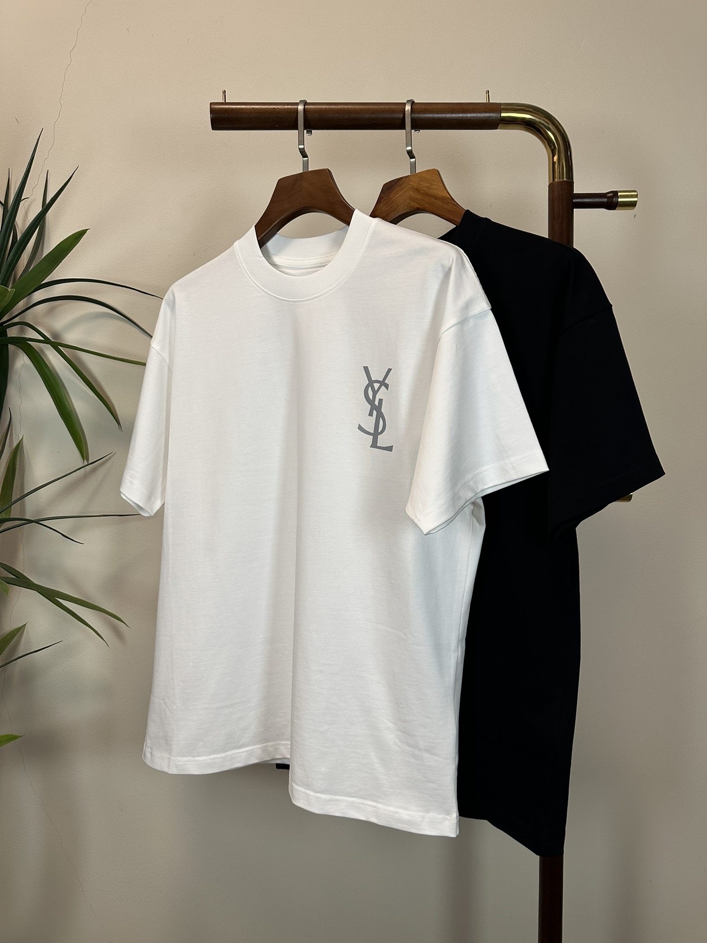 NO:429040,Saint Laurent's new round neck short-sleeved T-shirt high-end version!  Customized fabrics for counters are breathable and comfortable, with impeccable details, and the brand element design concept reflects high quality. The feel is delicate and soft!  It is casually cut, with a great upper body style!  Code number M-3XL, saint laurent, T-shirt,tees, t-shirt,alexander wang19860909圣罗兰新款 圆领 短袖 T恤 高端版本！专柜定制面料 透气舒适度高,细节无可挑剔,品牌元素设计理念,体现高品质.手感细腻柔软！呈现休闲裁剪,上身版型超赞！ 码数M-3XL,,saint laurent,T-shirt,tees，t-shirt,alexander wang,Men's clothing