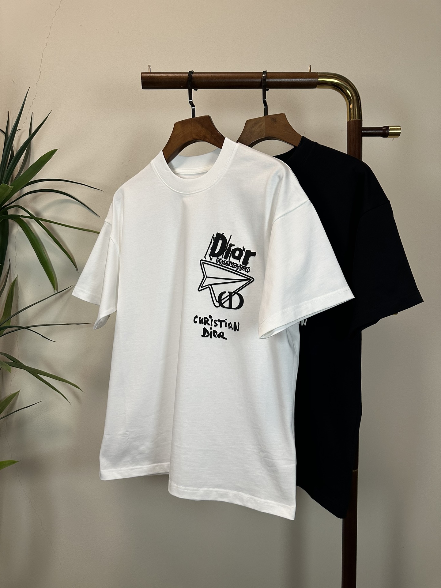 NO:429073,DIOR new round neck short-sleeved T-shirt high-end version!  Customized fabrics for counters are breathable and comfortable, with impeccable details, and the brand element design concept reflects high quality. The feel is delicate and soft!  It is casually cut, with a great upper body style!  Code number M-3XL, dior,dior,T-shirt,tees,t-shirt,alexander wang19860909DIOR 迪奥新款 圆领 短袖 T恤 高端版本！专柜定制面料 透气舒适度高,细节无可挑剔,品牌元素设计理念,体现高品质.手感细腻柔软！呈现休闲裁剪,上身版型超赞！ 码数M-3XL,,dior,dior,T-shirt,tees，t-shirt,alexander wang,Men's clothing