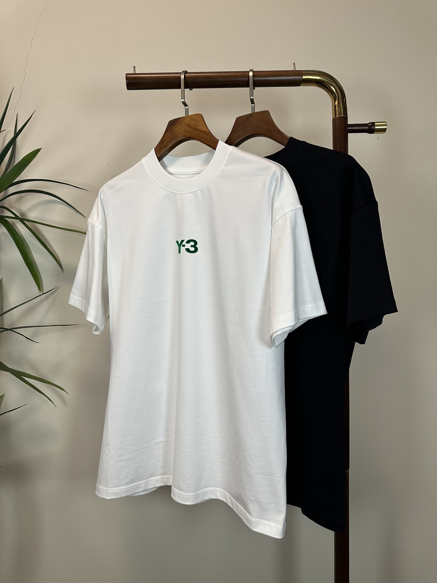 NO:429068,Y-3 Yamamoto Yoshi's new round neck short-sleeved T-shirt high-end version!  Customized fabrics for counters are breathable and comfortable, with impeccable details, and the brand element design concept reflects high quality. The feel is delicate and soft!  It is casually cut, with a great upper body style!  Code number M-3XL, T-shirt,tees,t-shirt,alexander wang19860909Y-3 山本耀司新款 圆领 短袖 T恤 高端版本！专柜定制面料 透气舒适度高,细节无可挑剔,品牌元素设计理念,体现高品质.手感细腻柔软！呈现休闲裁剪,上身版型超赞！ 码数M-3XL,,T-shirt,tees，t-shirt,alexander wang,Men's clothing