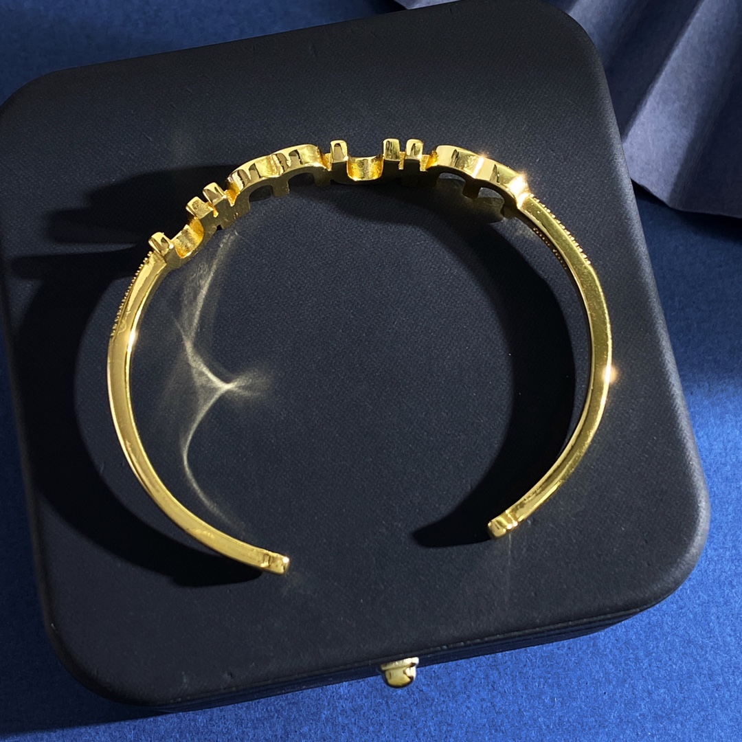 Miumiu Letter C Open Bracelet: Euro-American Fashion Metallic Sense, Brass Material, Gold - 图片 2