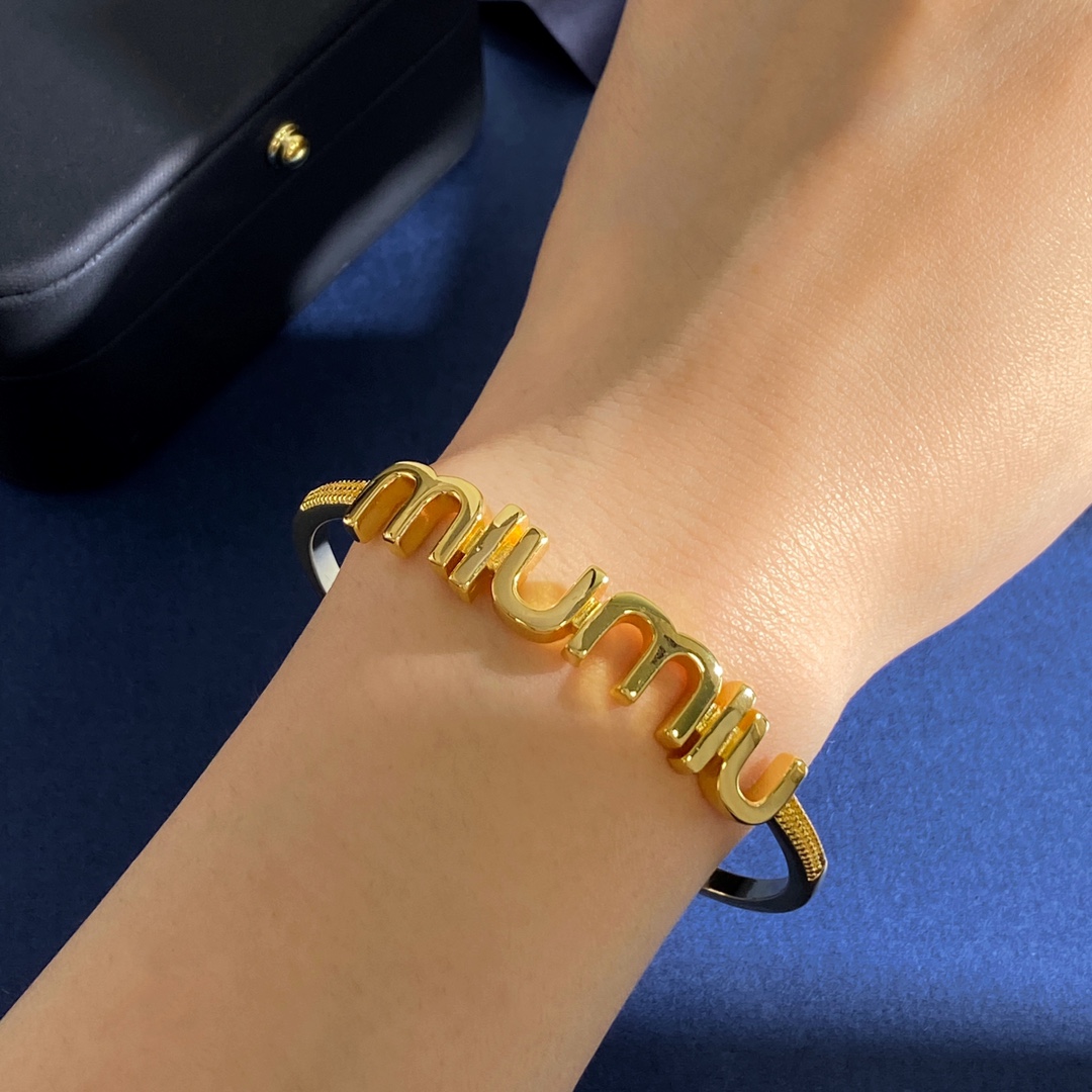 Miumiu Letter C Open Bracelet: Euro-American Fashion Metallic Sense, Brass Material, Gold - 图片 4