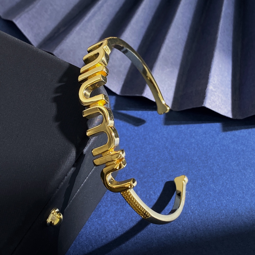 Miumiu Letter C Open Bracelet: Euro-American Fashion Metallic Sense, Brass Material, Gold - 图片 3