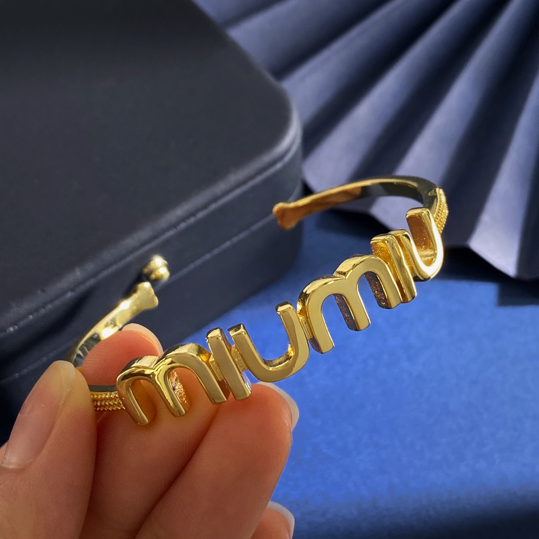 Miumiu Letter C Open Bracelet: Euro-American Fashion Metallic Sense, Brass Material, Gold - 图片 5