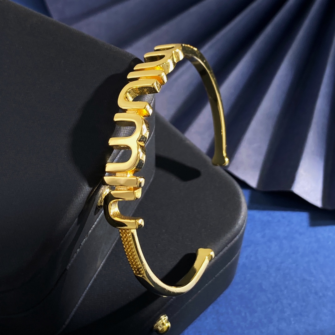 Miumiu Letter C Open Bracelet: Euro-American Fashion Metallic Sense, Brass Material, Gold - 图片 9