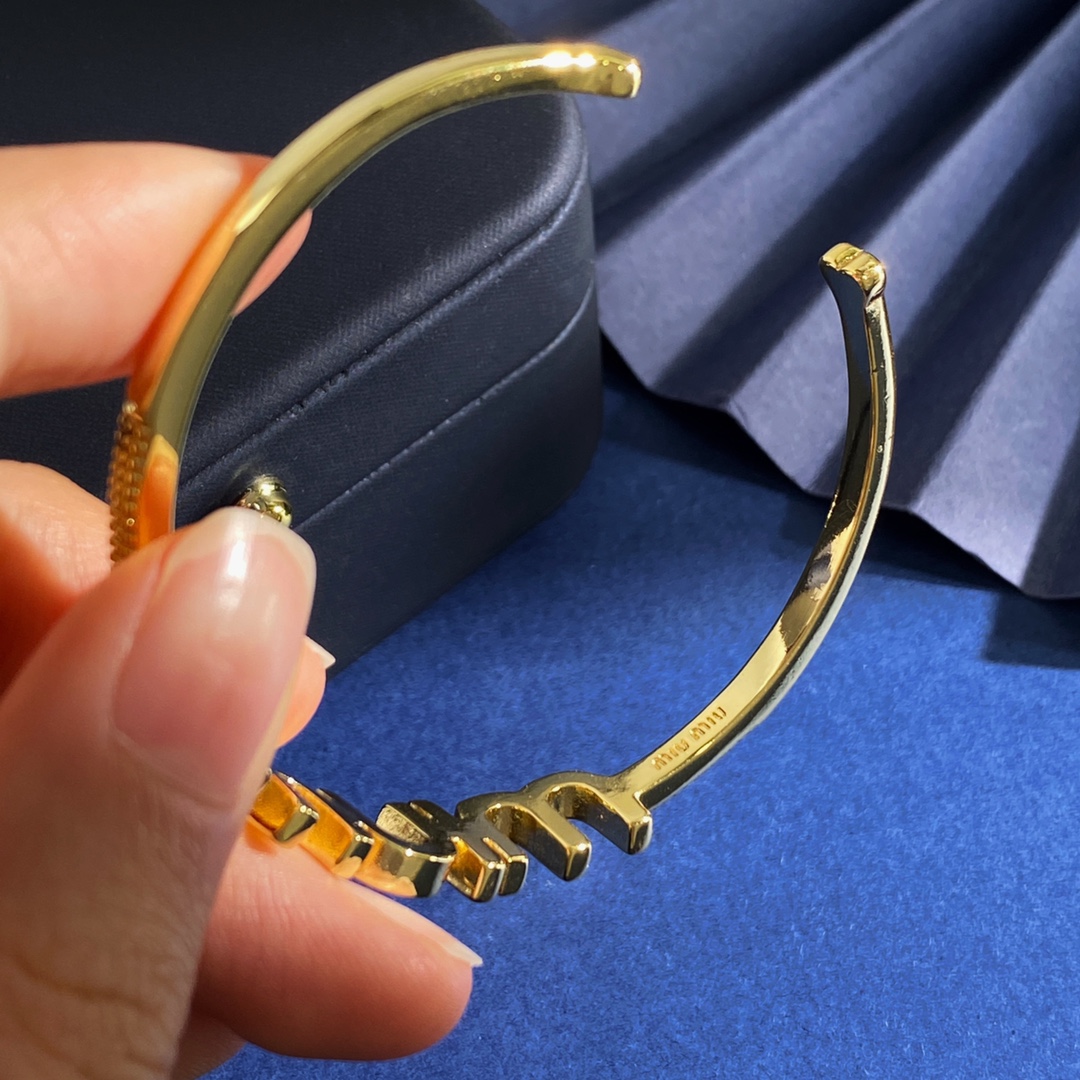 Miumiu Letter C Open Bracelet: Euro-American Fashion Metallic Sense, Brass Material, Gold - 图片 8