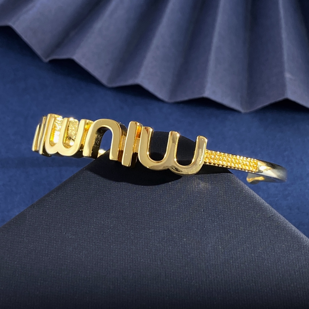 Miumiu Letter C Open Bracelet: Euro-American Fashion Metallic Sense, Brass Material, Gold - 图片 7