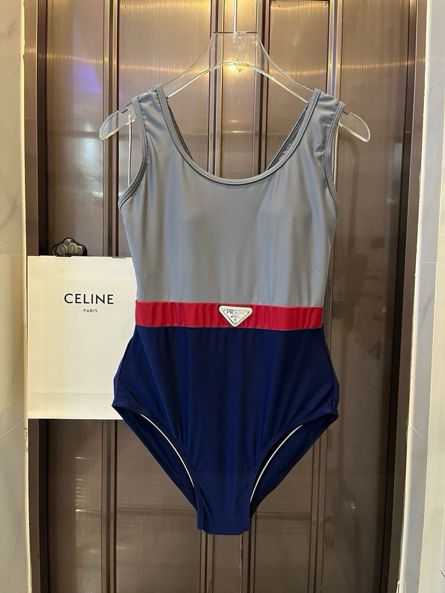 NO:374799,PRADA's new one-piece swimsuit suitable for a variety of scenes. Swimming suits at the beach, swimming pool, hot spring, water park, rafting can be worn inside. The one-piece design covers the flesh and looks tall. The abdomen is a little fleshy and does not affect our beauty. The back design reveals the beautiful back. The fabric is breathable and comfortable. The quick-drying elastic swimsuit is easier to clean. S M L XL swimsuits, swimsuits, bikinis19860909 PRADA普拉达新款连体泳衣 适合多种场景的游泳衣♀海边 游泳池 温泉 水上乐园 漂流都可以内搭也完全可以 连体设计遮肉显高挑 腹部有点肉肉也不影响咱美美的 背面设计大露美背 面料透气舒适.速干弹性的游泳衣更加帖肤易清洗 码数S M L XL泳衣泳裤比基尼,泳衣，泳裤，比基尼,prada,prada,swimsuits,bikinis,accessory