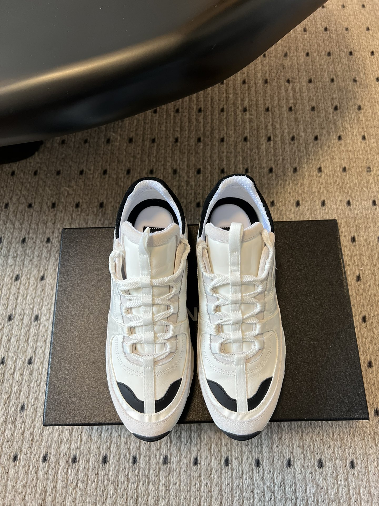 NO:423352,Purchase level Chane* 25A early spring new thick sole sneakers, many colors to choose from Xiaoxiang C home, I've really become popular recently, I was amazed as soon as I got on my feet, the comfort is simply amazing, very delicate, beauty and comfort coexist, and it's also very versatile. I can easily walk 10,000 or 20,000 steps without pressure when wearing it, and the foot feels light and breathable. Classic black and white color scheme is really the god of spring and summer outfits. No matter what clothes you match in daily life, you won't make mistakes. You can mix and match it at will to be beautiful. Customized upper original full-grain cowhide cow matte inner sheepskin sole open molded sole size 35-41 41 Customized non-return and exchange, dad shoes, chanel, chanel, sneakers, cowhide, sheepskin19860909代购级别 Chane* 25A早春新款厚底 运动鞋 超多颜色可选 小香C家 最近真的火出圈啦 一上脚就被惊艳到了 舒适度简直绝了 非常秀气 美貌与舒适并存 还特别百搭 穿上轻松暴走一两万步没压力 脚感轻盈且透气 经典的黑白配色 真的是春夏穿搭的神 日常不管搭配什么衣服都不会出错 随意混搭也能美美的 鞋面定制原版全粒面牛皮牛磨砂 内里羊皮 鞋底开模成型大底 码数35-41 41定制不退换,老爹鞋,chanel,chanel,sneakers,cowhide,sheepskin,Women's Shoes