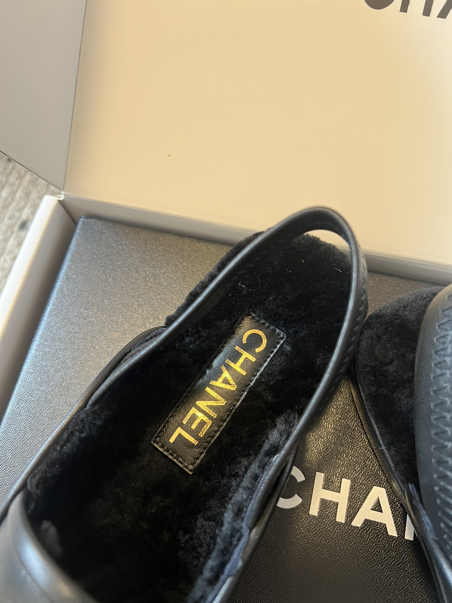 
代购级 Chane* 25A泰迪毛毛 小香乐福鞋单鞋

香奶奶新品乐福鞋 设计简约高级，超级百搭款！双