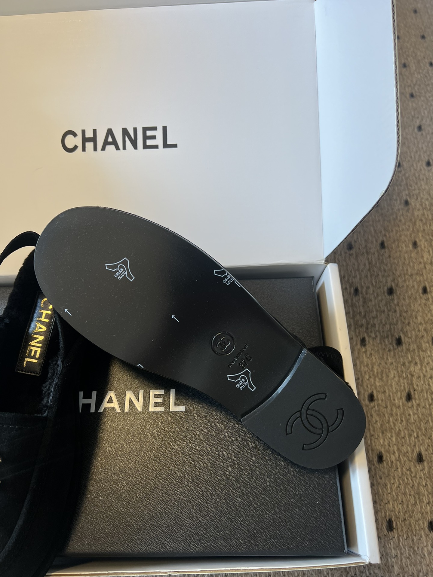 
代购级 Chane* 25A泰迪毛毛 小香乐福鞋单鞋

香奶奶新品乐福鞋 设计简约高级，超级百搭款！双