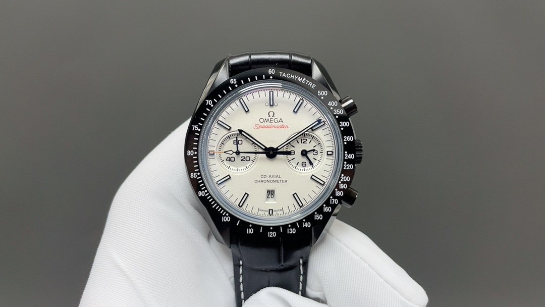 NO:393174,Omega Moon watch Pioneer work, pays tribute to the classics. Omega Speedmaster series Dark Side Watch 311.92.44.51.01.004 44.25mm coaxial chronograph, 3 o'clock chronograph minute hand, 9 o'clock small seconds hand, movement double T black balance wheel, automatic winding Coaxial Master Chronograph movement, rhodium-plated surface of the movement is decorated with special Arabic Geneva corrugation ring mouth black ceramic ring mouth + super luminous dial The dial is made of polished black ceramic, the inner ring at 3 o'clock and 9 o'clock is blackened, matched with a platinum hour scale black case black strap black belt mirror mirror wear resistance Function date display chronograph,,omega19860909欧米茄月球表面Moon watch 先锋之作,致敬经典. 欧米茄 超霸系列月之暗面腕表311.92.44.51.01.004 44.25毫米同轴计时表,3点位计时分针,9点位小秒针 机芯双T黑摆轮,自动上链 同轴至臻天文台计时机芯,机芯镀铑表面饰有特别的阿拉伯风格日内瓦波纹 圈口黑色陶瓷圈口+超强夜光 表盘采用抛光黑陶瓷打造,3点和9点位置的小表盘内圈经黑化处理,搭配白金色小时刻度 表壳黑色 表带黑色皮带 镜面双锅盖玻璃镜面 耐磨损 功能日期显示 计时,,omega,Watch