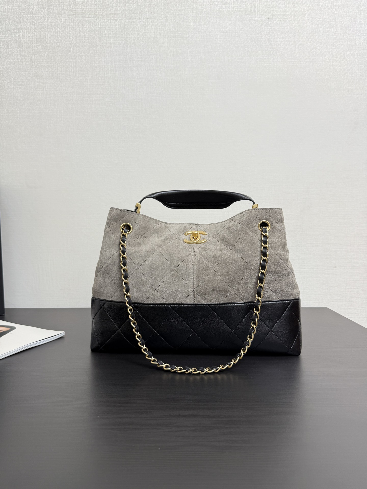 Sac à main Chanel 25A en daim et cuir, bandoulière chaîne ajustable