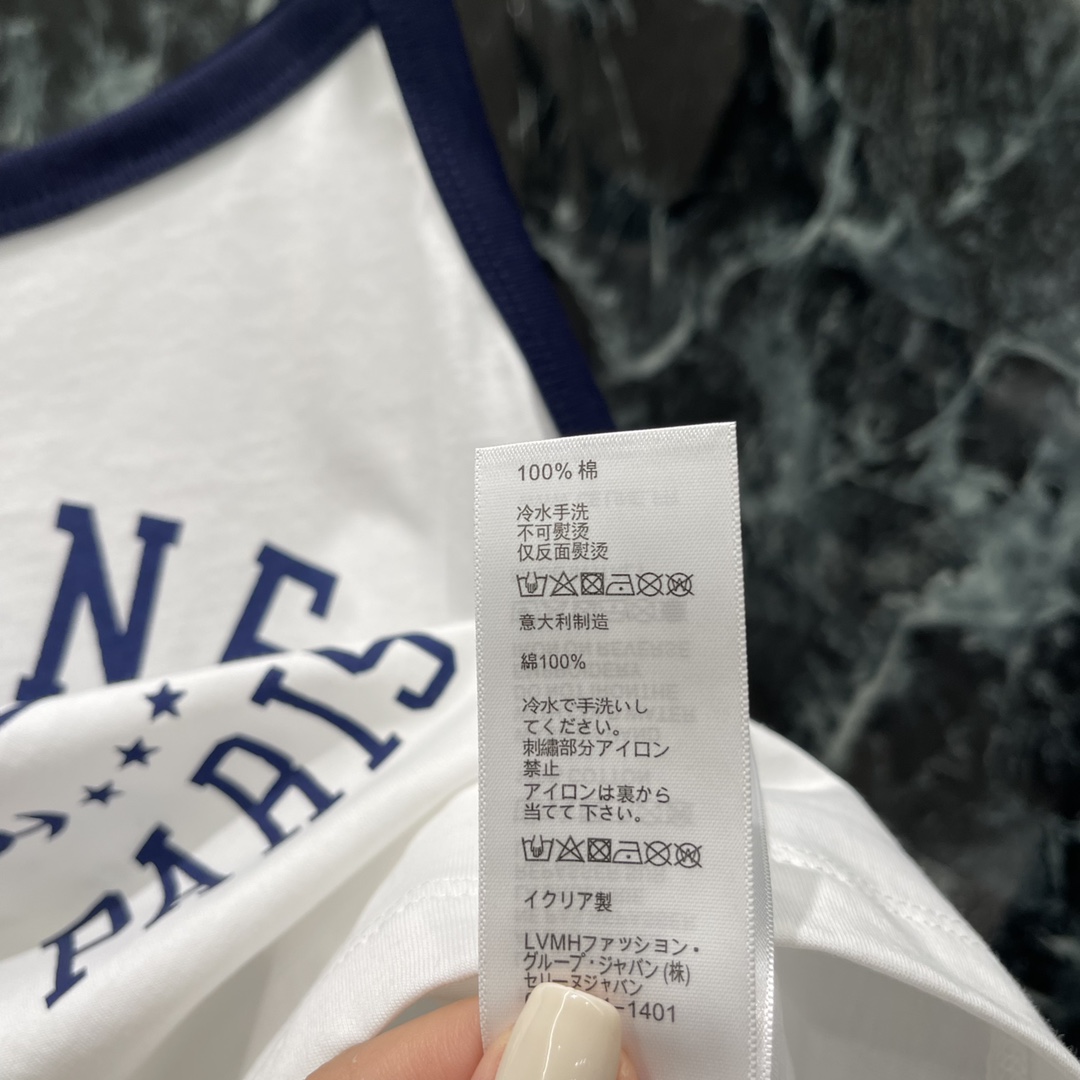 
CE 25早秋新款 细肩吊带背心 通体肩带领口与大身形成碰撞色彩 胸前字母徽标 丰富设计层次 突出品牌
