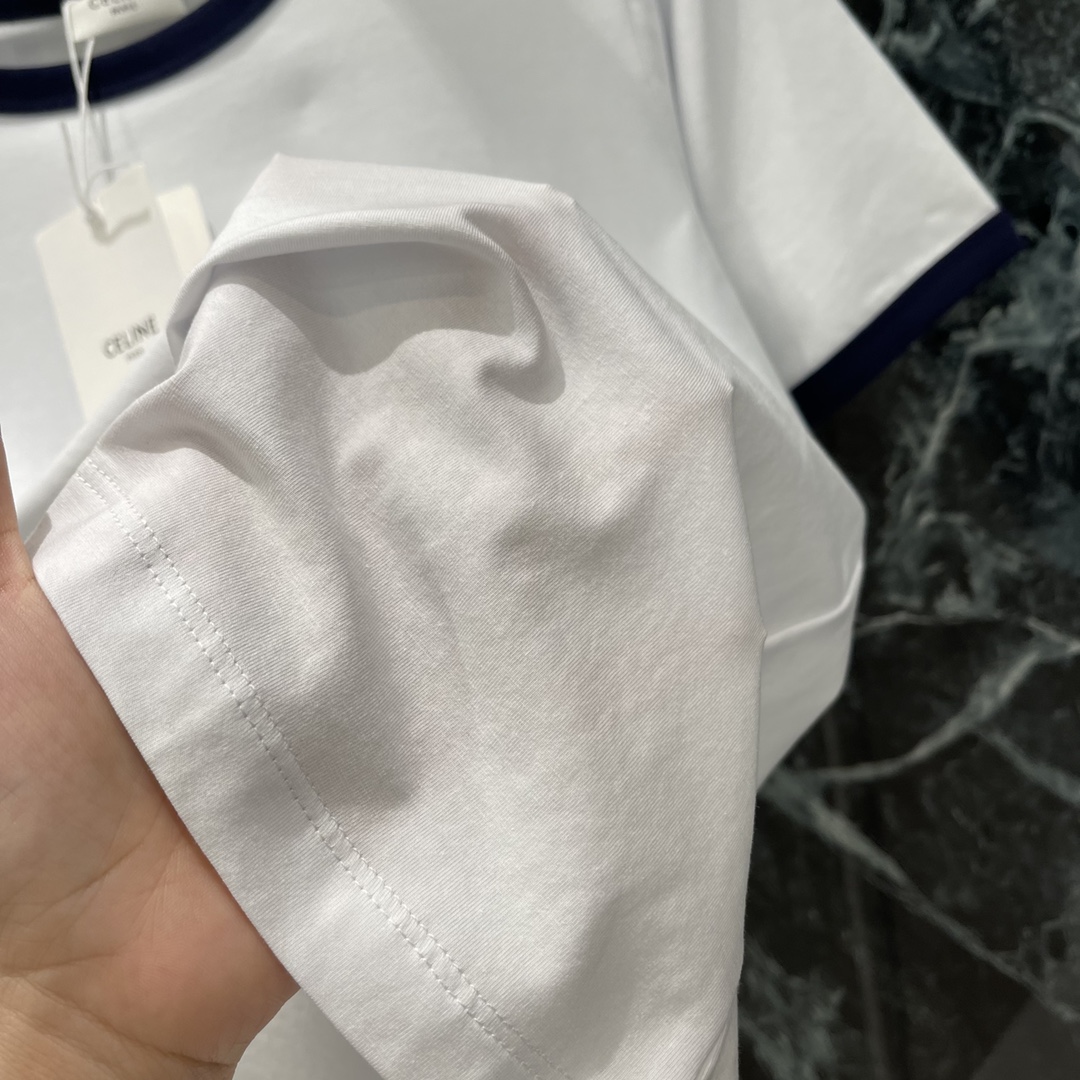 
CE 25早秋新款 圆领刺绣短袖T 修身短袖T恤裁剪 凸显品牌格调 略带有弹力 呈现显瘦视觉效果 胸前