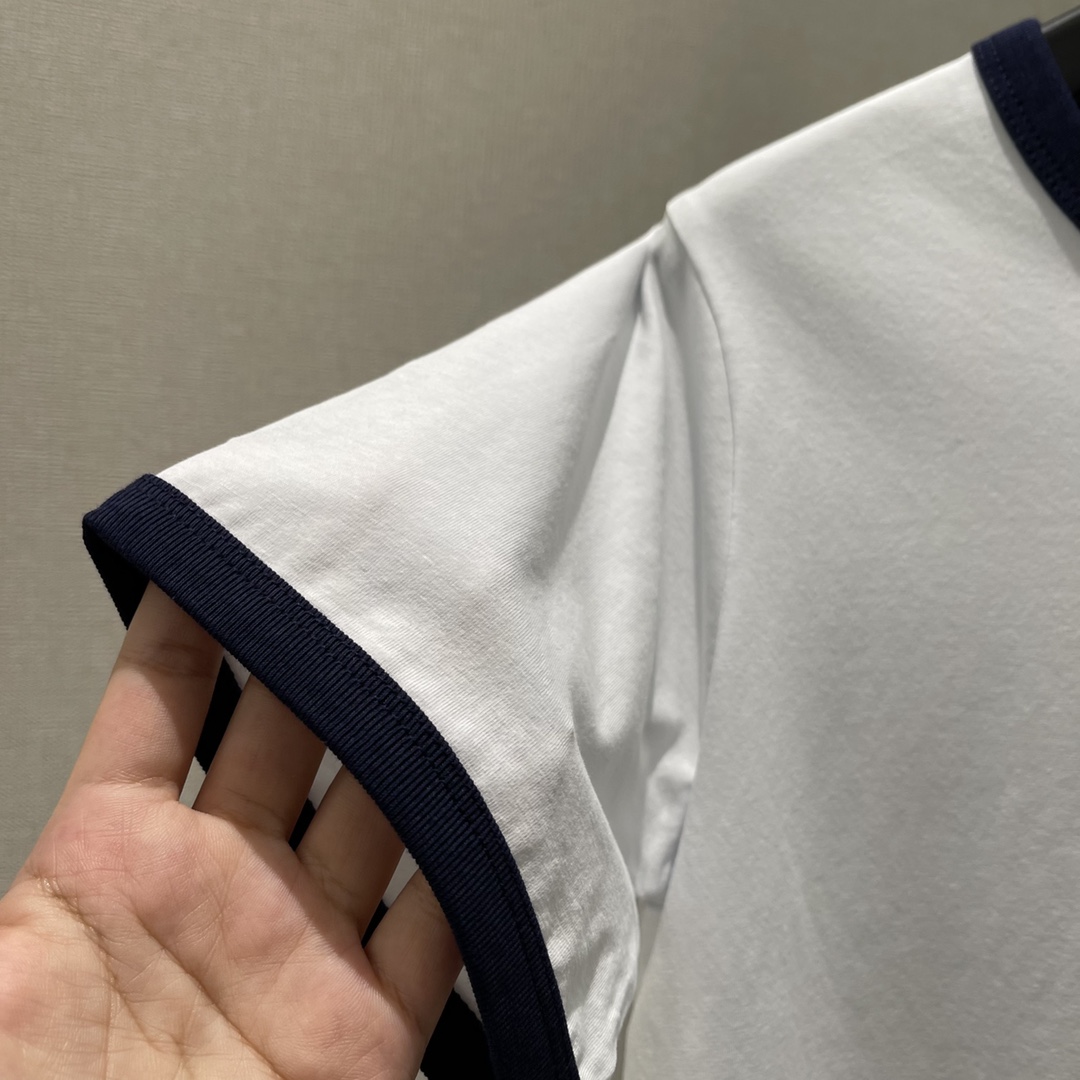 
CE 25早秋新款 圆领刺绣短袖T 修身短袖T恤裁剪 凸显品牌格调 略带有弹力 呈现显瘦视觉效果 胸前