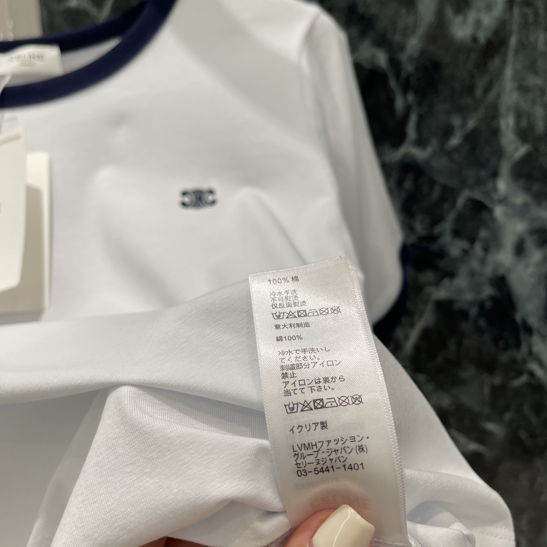 
CE 25早秋新款 圆领刺绣短袖T 修身短袖T恤裁剪 凸显品牌格调 略带有弹力 呈现显瘦视觉效果 胸前