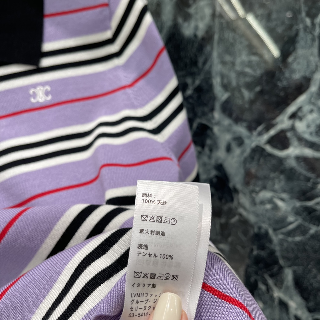 
CE 25早秋新款 翻领条纹针织短袖 胸前刺绣logo图案 通体撞色条纹装饰 经典又百搭 条纹控必入的