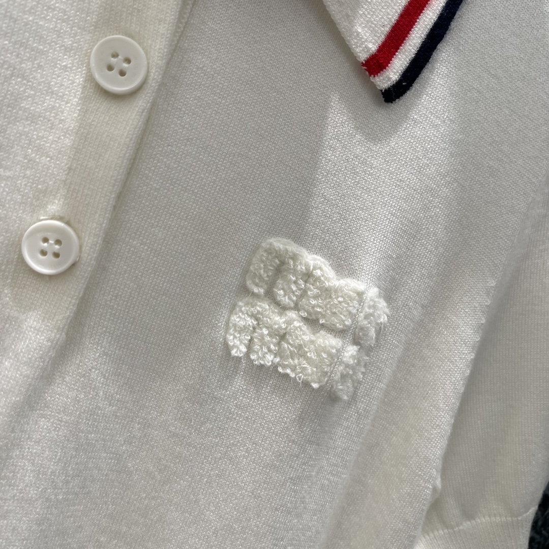 
Miu 25早秋新款 翻领针织短袖 领口撞色条纹装饰 凸显穿搭高级感 胸前刺绣字母logo徽标 凸显轻