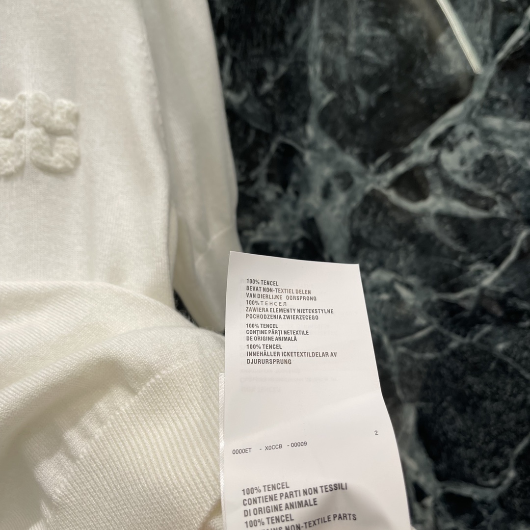 
Miu 25早秋新款 翻领针织短袖 领口撞色条纹装饰 凸显穿搭高级感 胸前刺绣字母logo徽标 凸显轻
