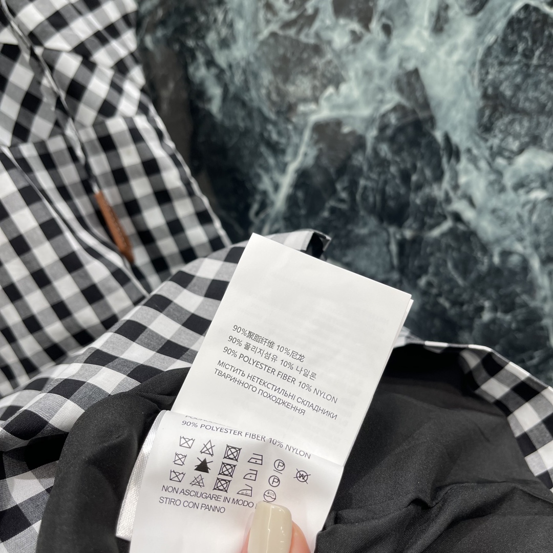 
Miu 25早秋新款 吊带格子连衣裙 肩带绑带设计休闲时髦胸前字母logo设计字母标志 懒人必备一套搭