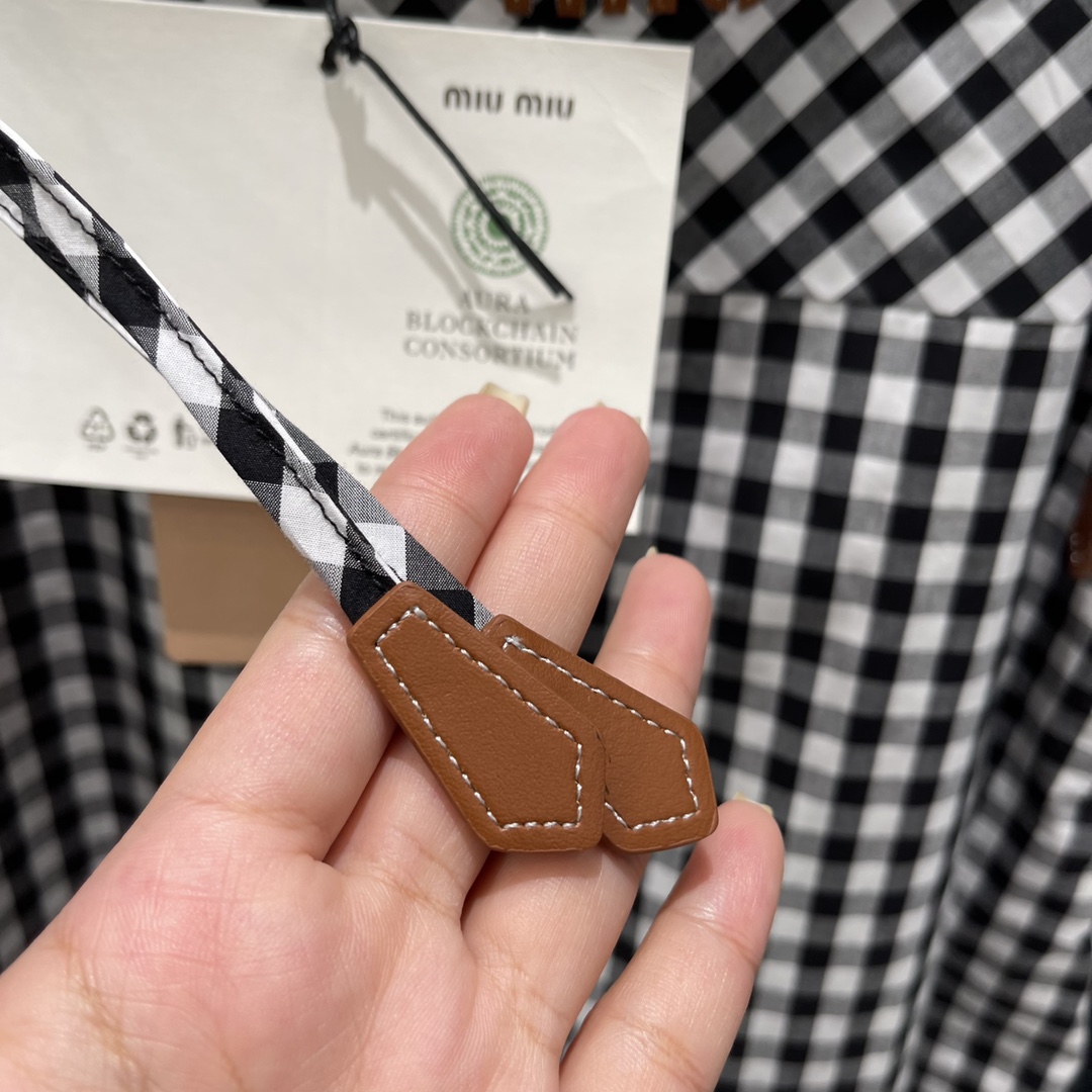 
Miu 25早秋新款 吊带格子连衣裙 肩带绑带设计休闲时髦胸前字母logo设计字母标志 懒人必备一套搭