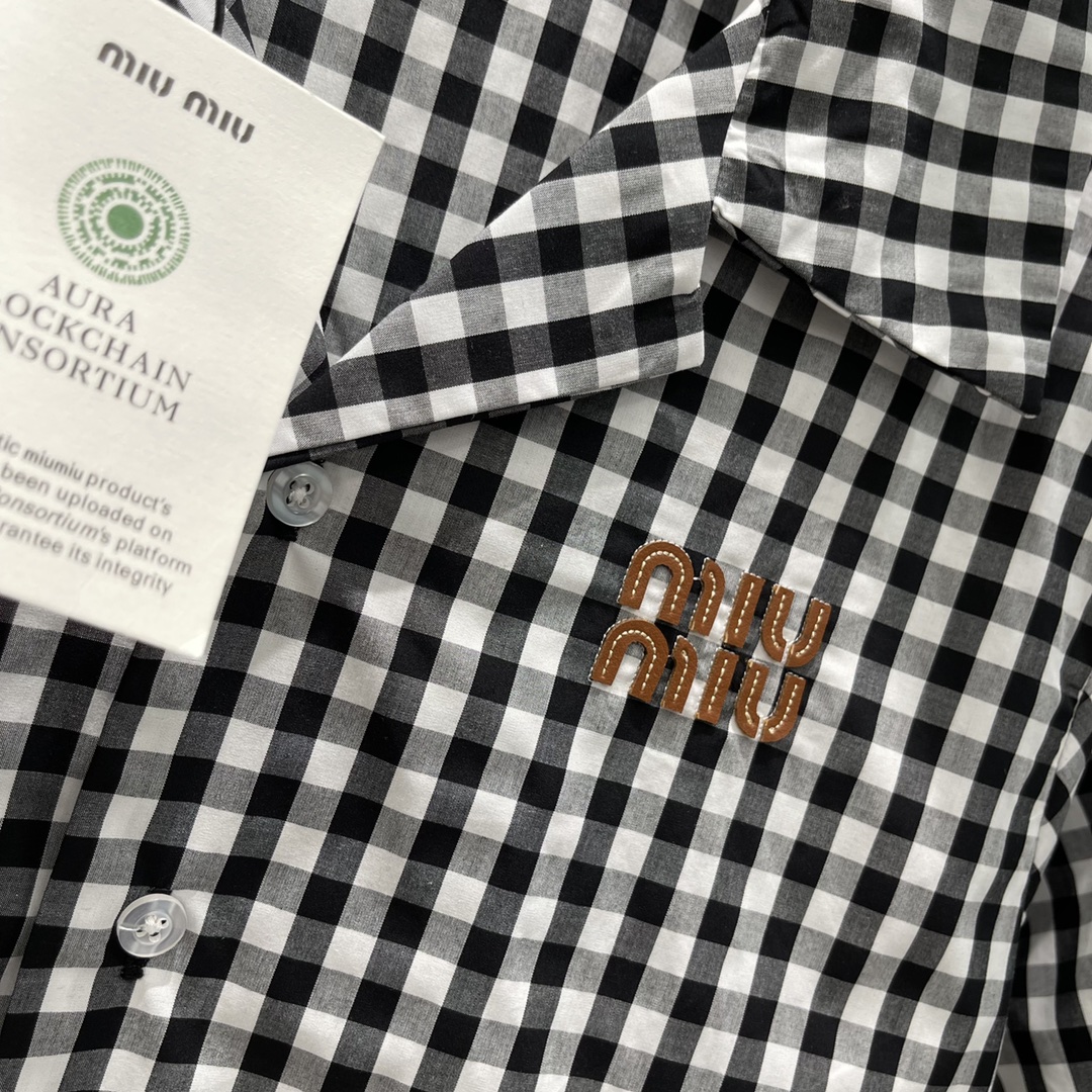 
Miu 25早秋新款 翻领格子短袖衬衫 设计休闲时髦 胸前字母logo设计字母标志 懒人必备一套搭起来