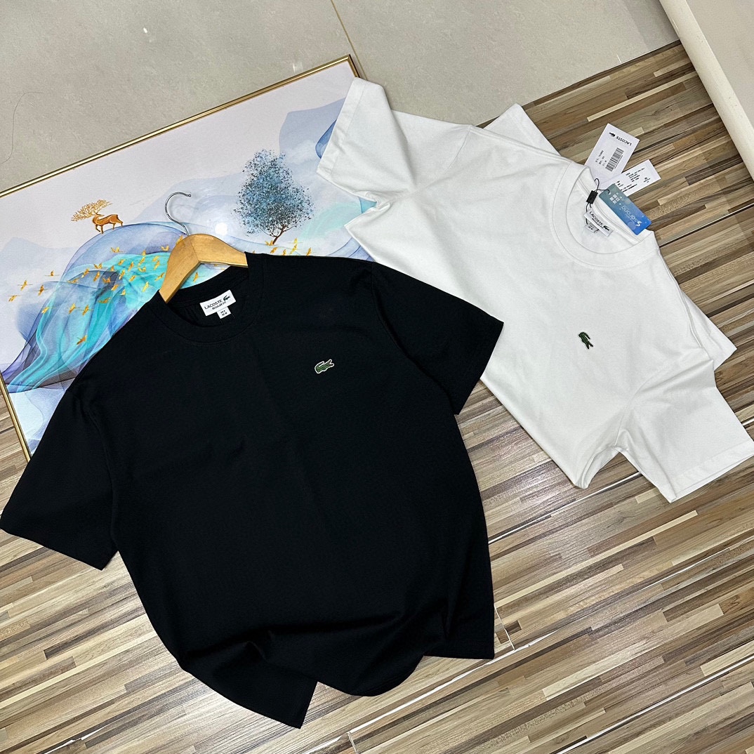 💰175包邮 海外版!无敌版本!王一博同款LACOSTE法国鳄鱼万针刺绣情侣款男女同款短袖T恤半截袖体恤青年)有大码190斤轻松驾驭大码男装宽松版型纯色T恤 LACOSTE法国鳄鱼2025ss春夏季管网同步新款男士圆领万针刺绣立体LOGO刺绣短袖打底衫情侣款短袖T恤打底衫男女同款宽松版型!代购价格也非常高。柜子秒售罄的经典款,一定入手。超强视觉冲击力和符号感的单品,让人过目不忘。简约不失设计感装饰感十足,令这件衣衫出类拔萃。无论在任何场合,订购一个月左右,吊牌,水洗唛,领标,包装袋全。完美细节!三标齐全!店主自留力荐!小红书网红ins明星同款上身超帅气! 颜色: 黑色、白色 尺码:M到XXL(宽松版型) M衣长70肩宽48胸围112 L衣长72肩宽50胸围116 XL衣长74肩宽52胸围120 XXL衣长76肩宽54胸围124