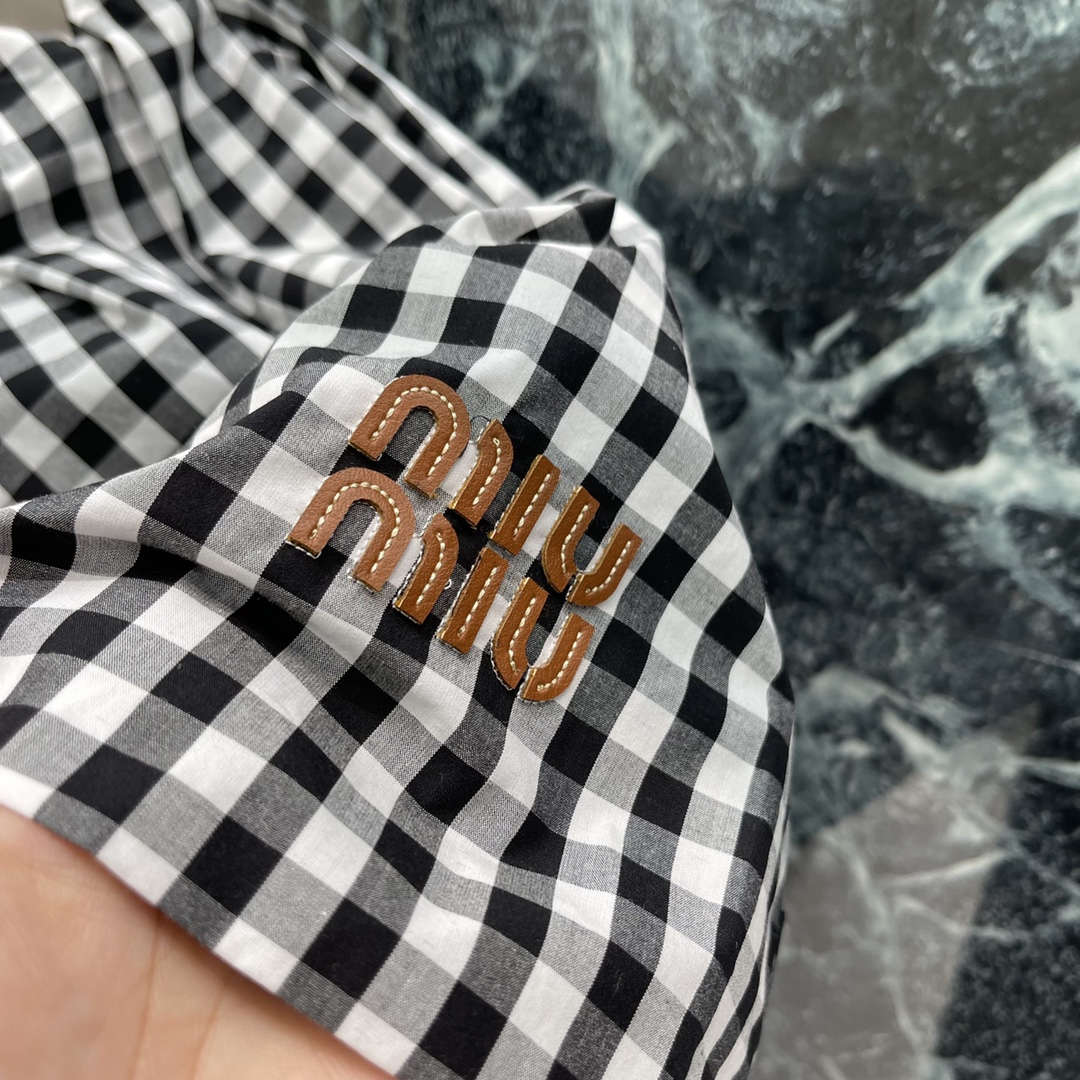 
Miu 2025早秋新款 松紧腰格子半裙 裙摆品牌字母刺绣装饰彰显品牌调性 不挑身材 百褶短裙剪裁 穿