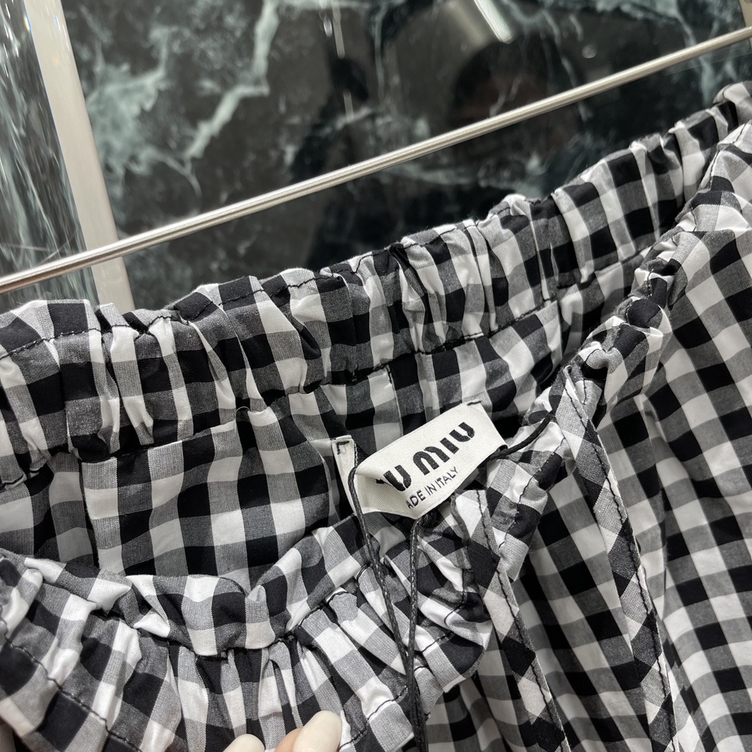 
Miu 2025早秋新款 松紧腰格子半裙 裙摆品牌字母刺绣装饰彰显品牌调性 不挑身材 百褶短裙剪裁 穿