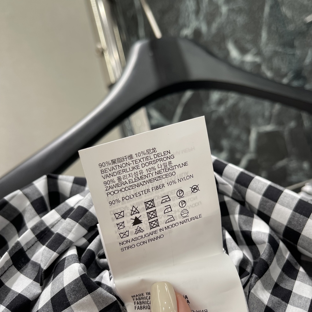 
Miu 2025早秋新款 松紧腰格子半裙 裙摆品牌字母刺绣装饰彰显品牌调性 不挑身材 百褶短裙剪裁 穿