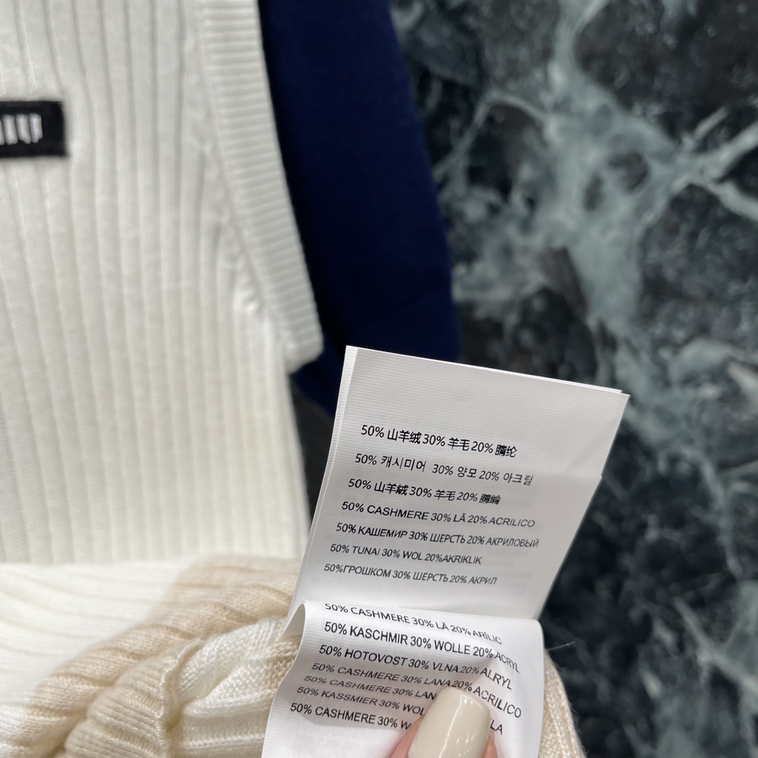 
Miu 2025早秋新款 撞色针织短袖 重工撞色拼接 胸前字母微标装饰奢华又高级 成衣竖状纹理工艺减龄